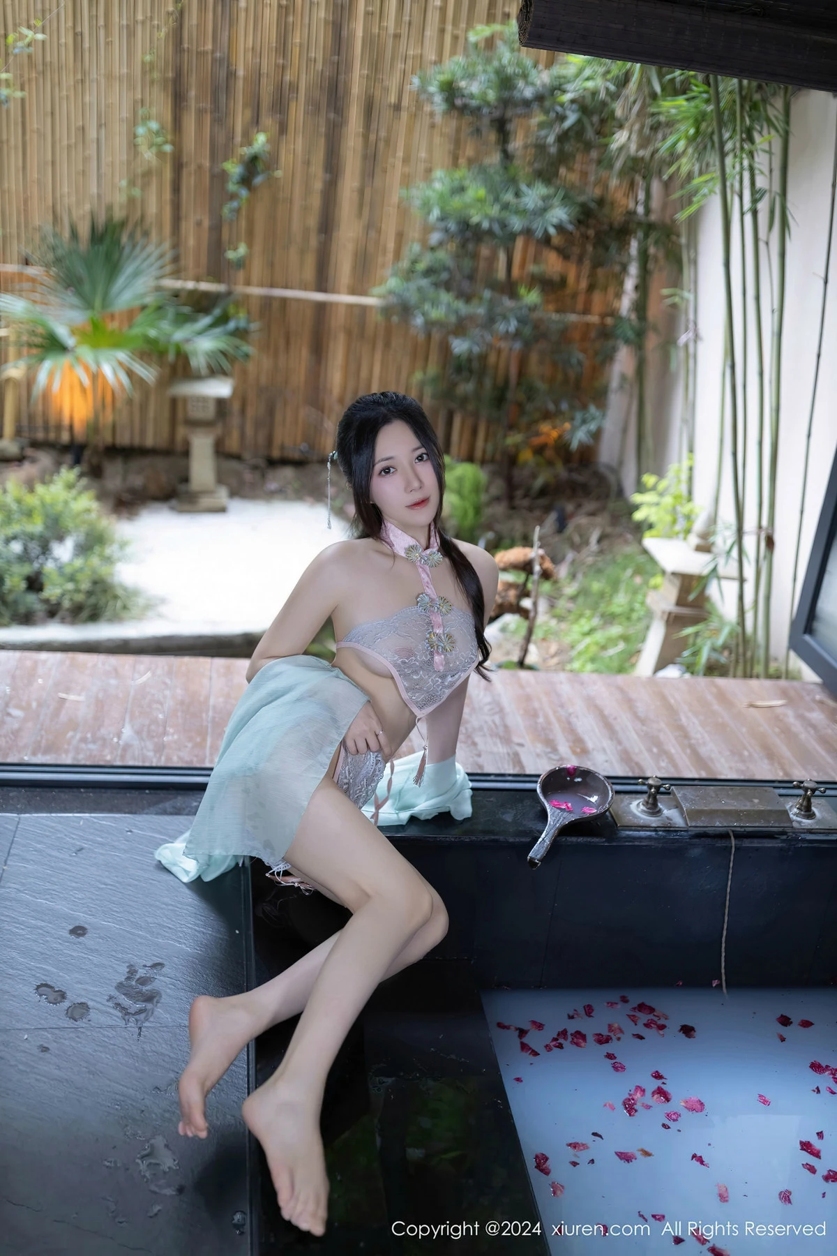 秀人集.com_[XiuRen秀人网]No.8428_模特鱼子酱Fish浴池场景性感粉色布兜内衣秀惹火身材诱惑写真81P