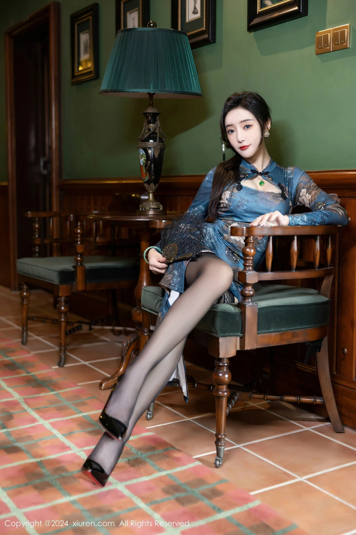 秀人集.com_[XiuRen秀人网]No.8425_女神王馨瑶yanni性感蓝色图案旗袍配超薄黑丝秀完美身材迷人写真82P