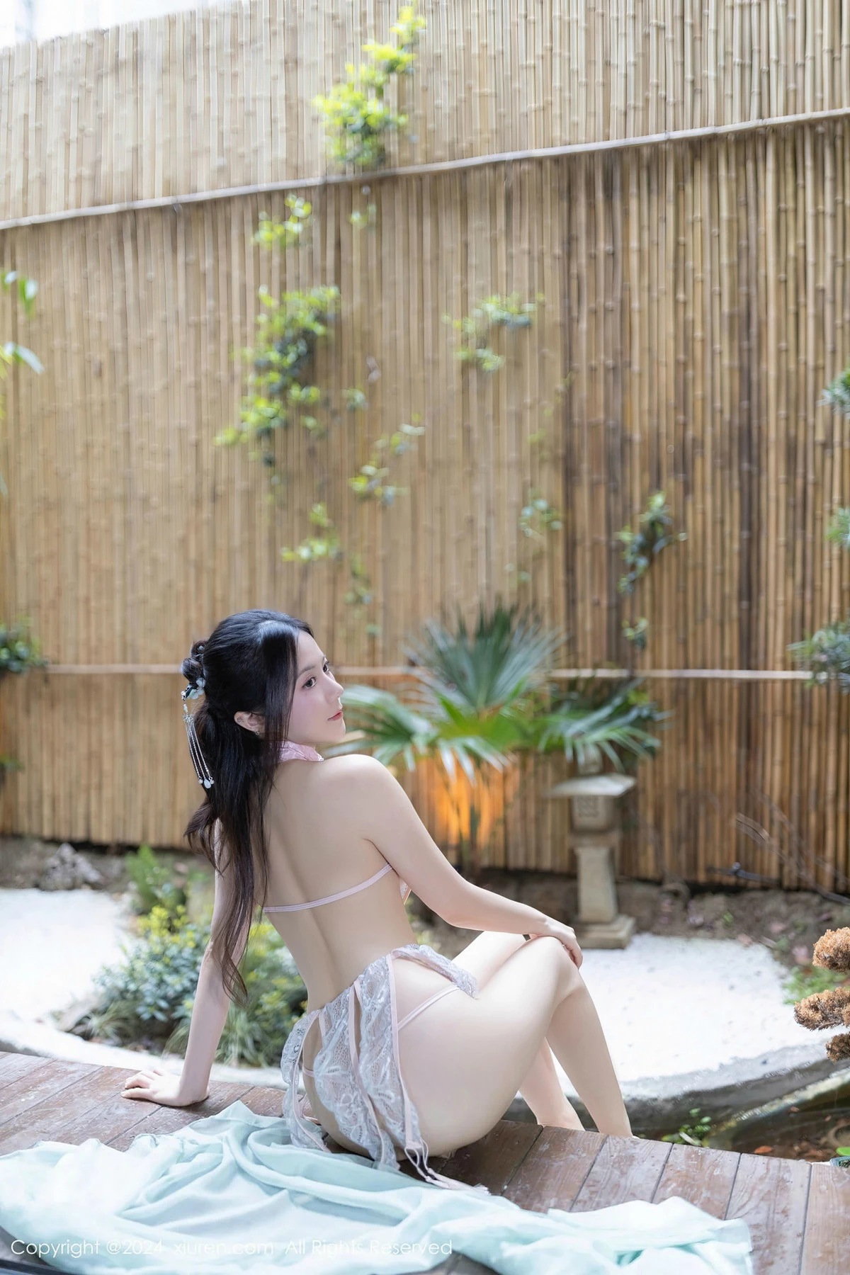 秀人集.com_[XiuRen秀人网]No.8428_模特鱼子酱Fish浴池场景性感粉色布兜内衣秀惹火身材诱惑写真81P