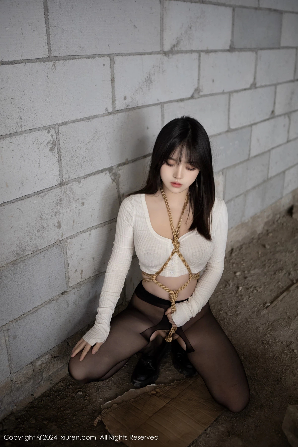 秀人集.com_[XiuRen秀人网]No.8439_模特豆瓣酱捆绑主题性感白色上衣配开档黑丝秀丰满身材诱惑写真85P