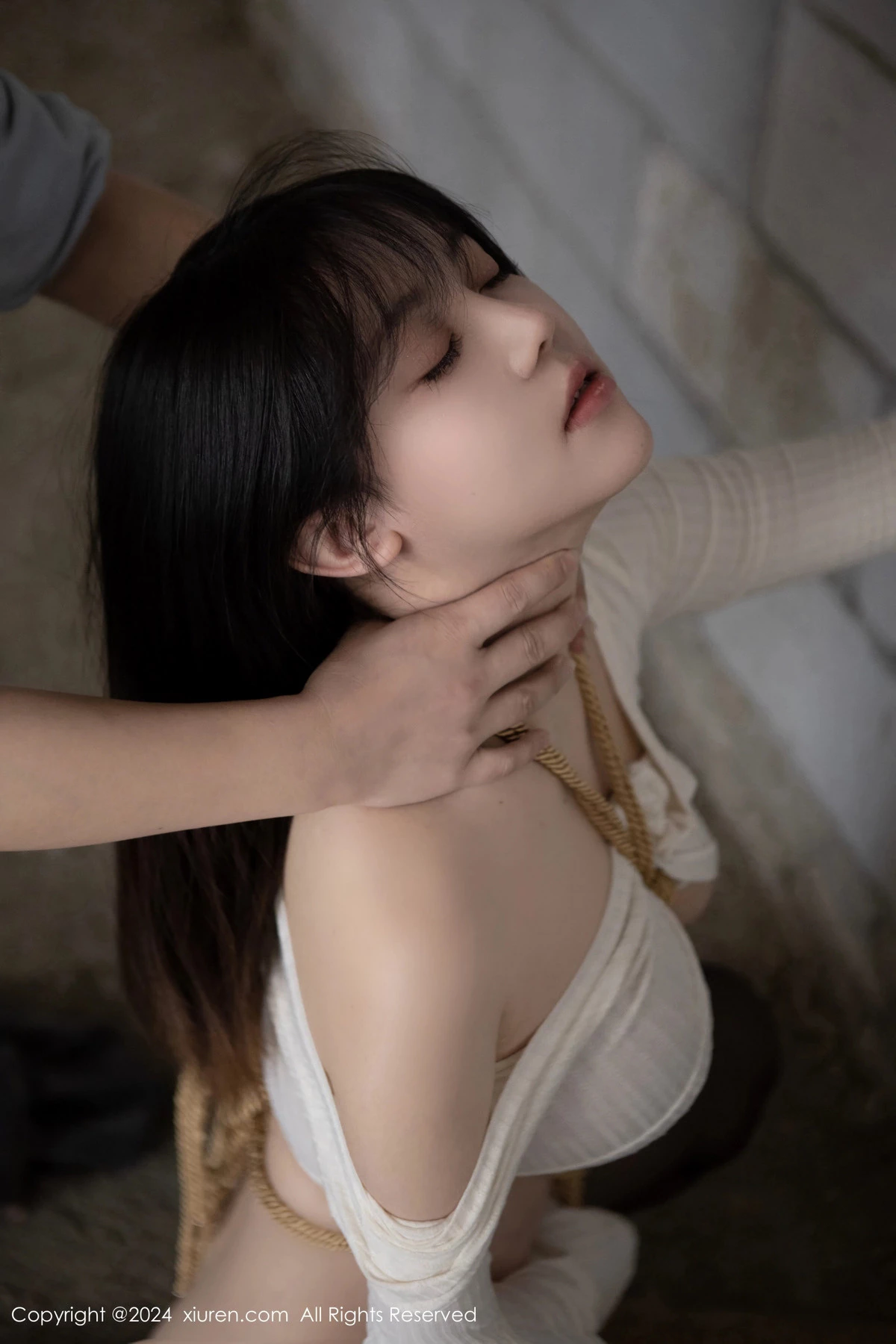 秀人集.com_[XiuRen秀人网]No.8439_模特豆瓣酱捆绑主题性感白色上衣配开档黑丝秀丰满身材诱惑写真85P