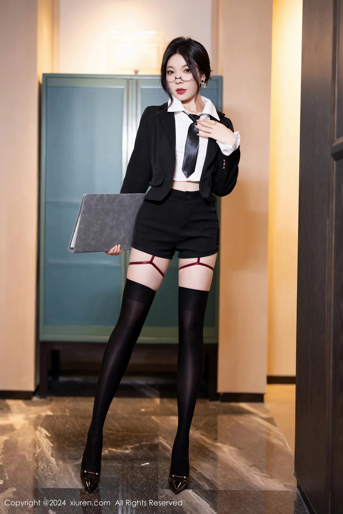 秀人集.com_[XiuRen秀人网]No.8440_女神徐莉芝Booty性感黑色制服露黑色蕾丝情趣内衣撩人诱惑写真82P