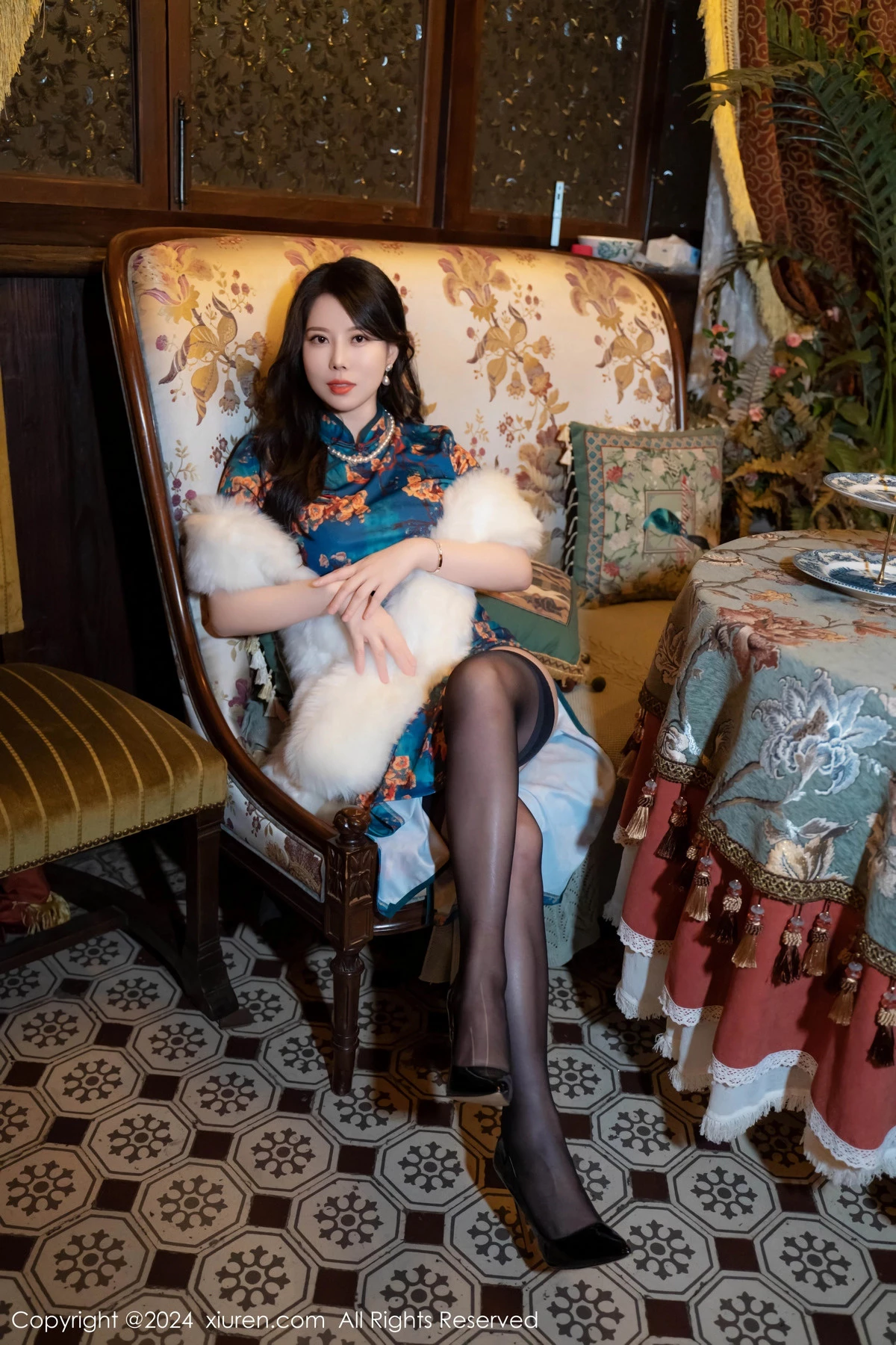 秀人集.com_[XiuRen秀人网]No.8476_模特白茹雪性感深色旗袍露红色内衣配黑丝袜秀完美身材诱惑写真60P