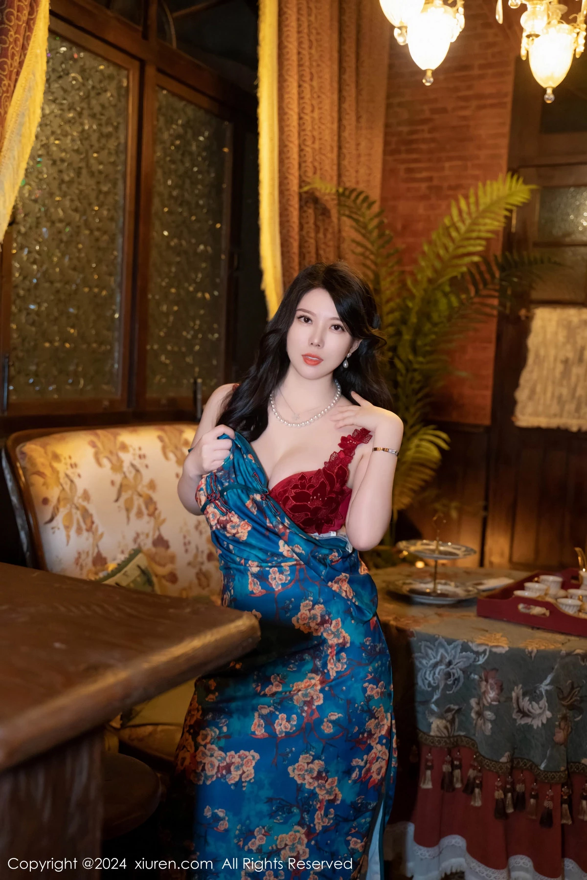 秀人集.com_[XiuRen秀人网]No.8476_模特白茹雪性感深色旗袍露红色内衣配黑丝袜秀完美身材诱惑写真60P