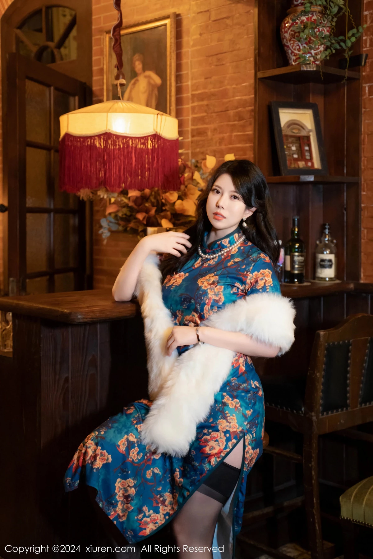 秀人集.com_[XiuRen秀人网]No.8476_模特白茹雪性感深色旗袍露红色内衣配黑丝袜秀完美身材诱惑写真60P