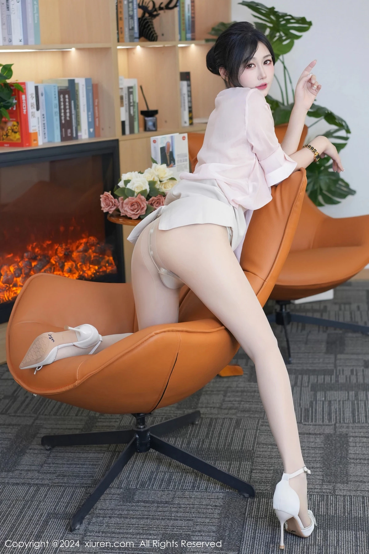 秀人集.com_[XiuRen秀人网]No.8477_模特laura阿姣性感粉色上衣配白短裙露超薄肉丝秀美腿诱惑写真70P