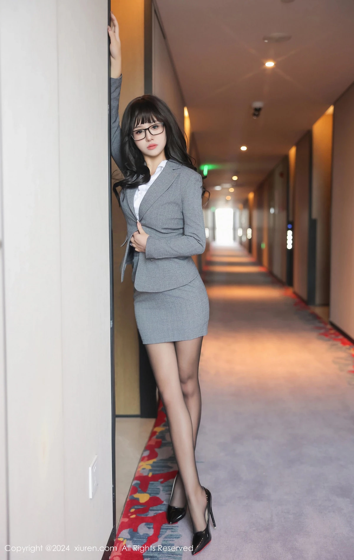 秀人集.com_[XiuRen秀人网]No.8496_模特金小依性感灰色职业装露黑色蕾丝内衣配超薄黑丝魅惑写真82P