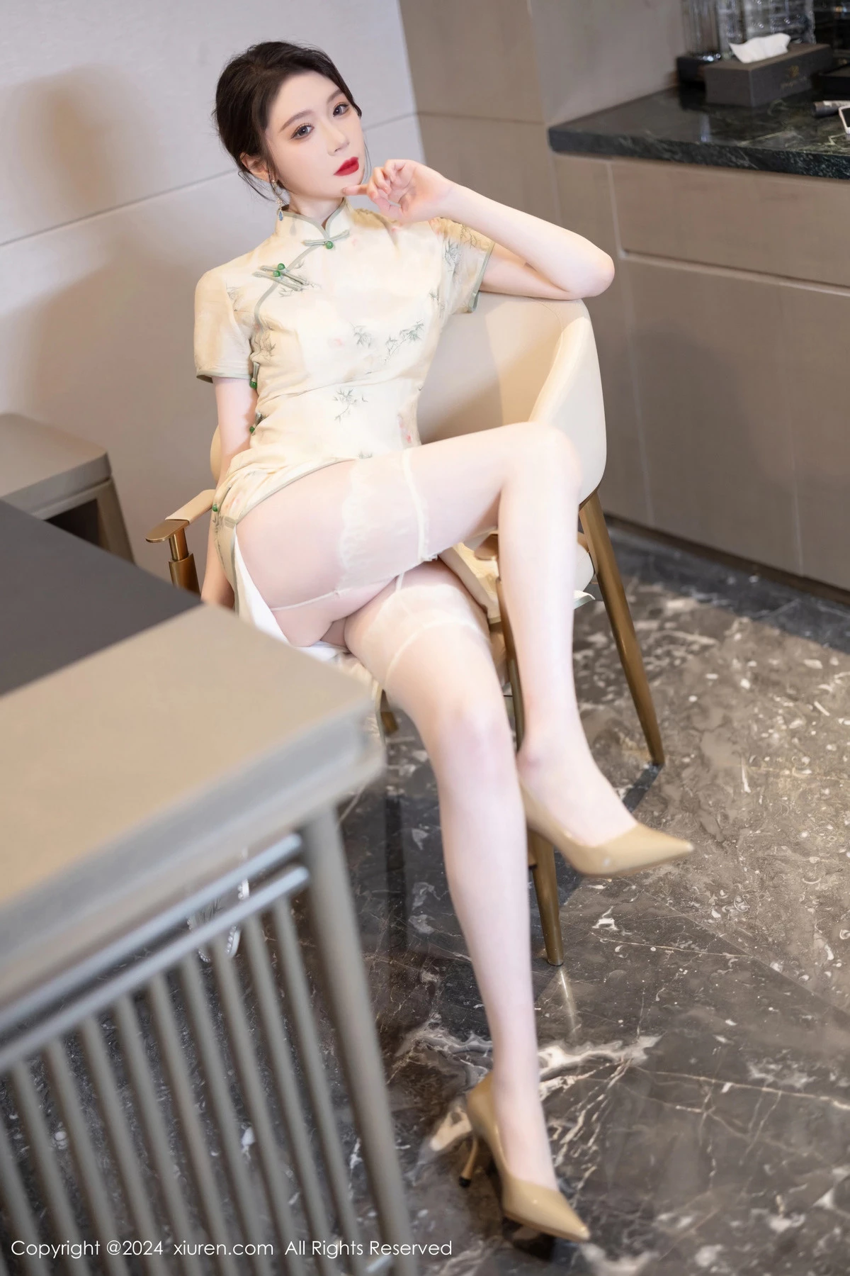 秀人集.com_[XiuRen秀人网]No.8497_模特梦心玥性感浅黄色旗袍配肉丝吊袜秀高挑曼妙身姿诱惑写真83P