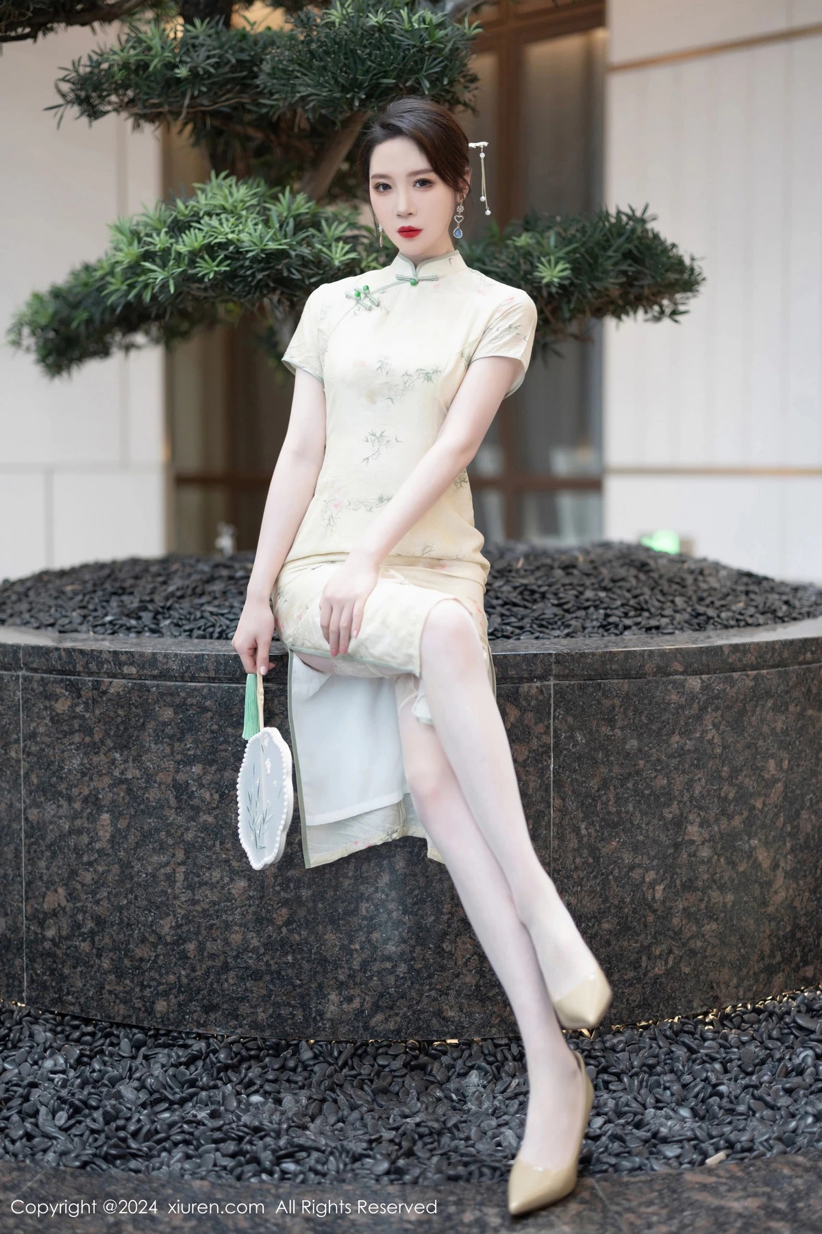 秀人集.com_[XiuRen秀人网]No.8497_模特梦心玥性感浅黄色旗袍配肉丝吊袜秀高挑曼妙身姿诱惑写真83P