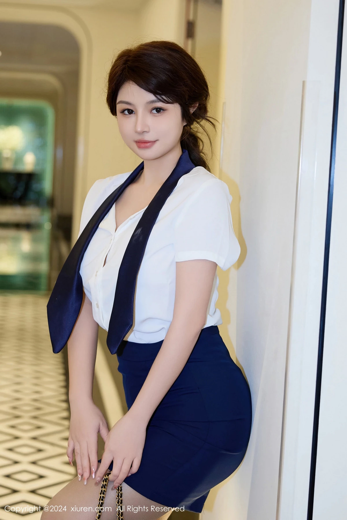 秀人集.com_[XiuRen秀人网]No.8494_新人模特江露露性感白色短T配黑短裙露白色丝袜秀美腿诱惑写真74P