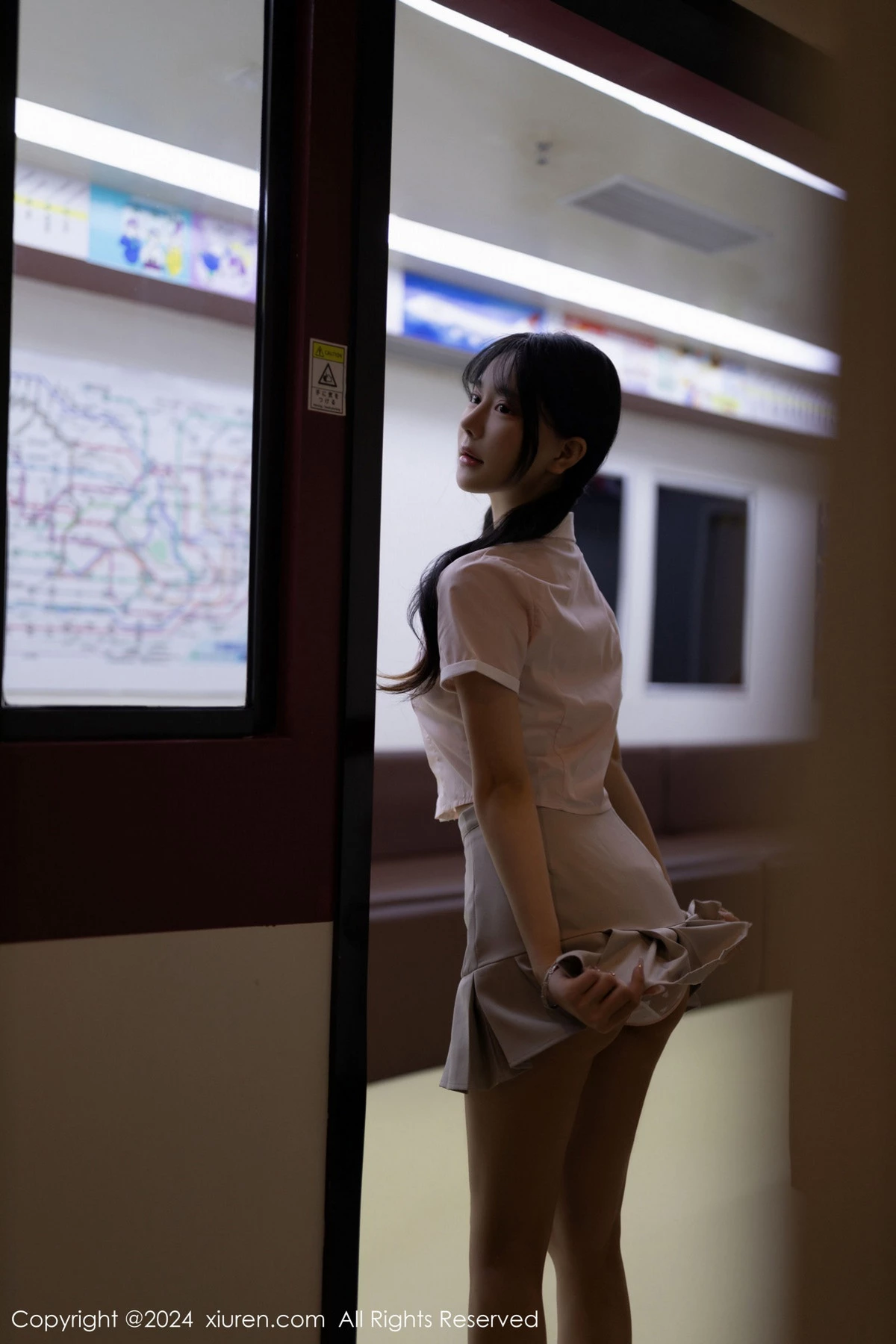 秀人集.com_[XiuRen秀人网]No.8515_模特幼幼地铁场景性感浅色学妹制服半脱秀完美身材迷人诱惑写真80P
