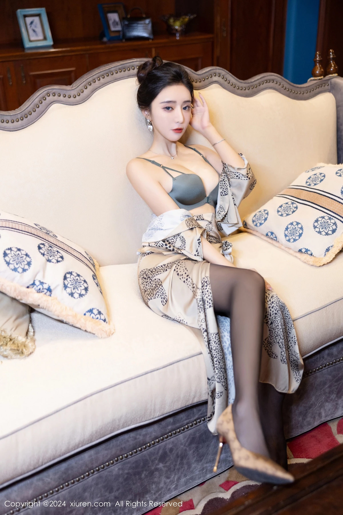 秀人集.com_[XiuRen秀人网]No.8510_女神王馨瑶yanni性感睡衣露灰绿色内衣配超薄黑丝完美诱惑写真82P