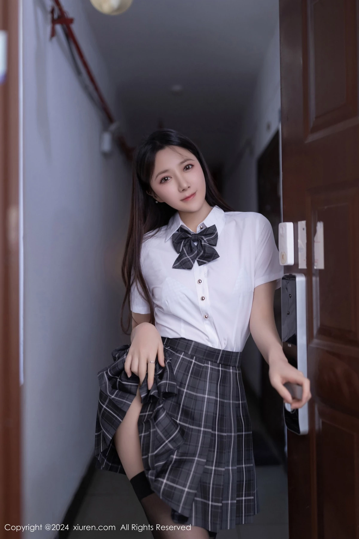 秀人集.com_[XiuRen秀人网]No.8516_模特鱼子酱Fish性感白色衬衫配格子短裙露超薄黑丝撩人诱惑写真80P