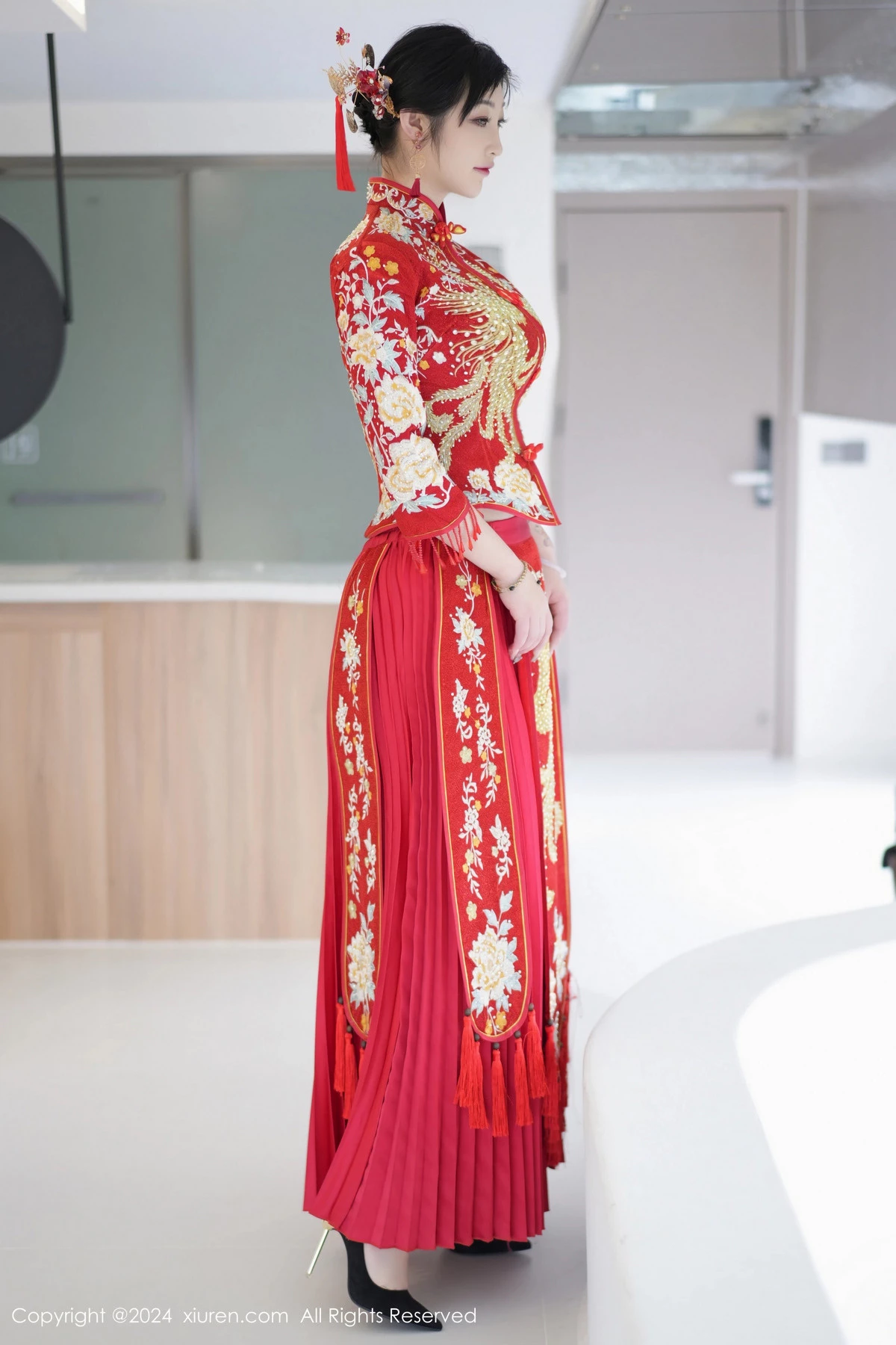 秀人集.com_[XiuRen秀人网]No.8521_女神妲己_Toxic性感红色新娘装扮半脱秀丰腴身姿撩人诱惑写真71P