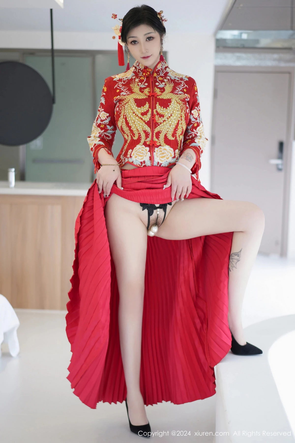 秀人集.com_[XiuRen秀人网]No.8521_女神妲己_Toxic性感红色新娘装扮半脱秀丰腴身姿撩人诱惑写真71P