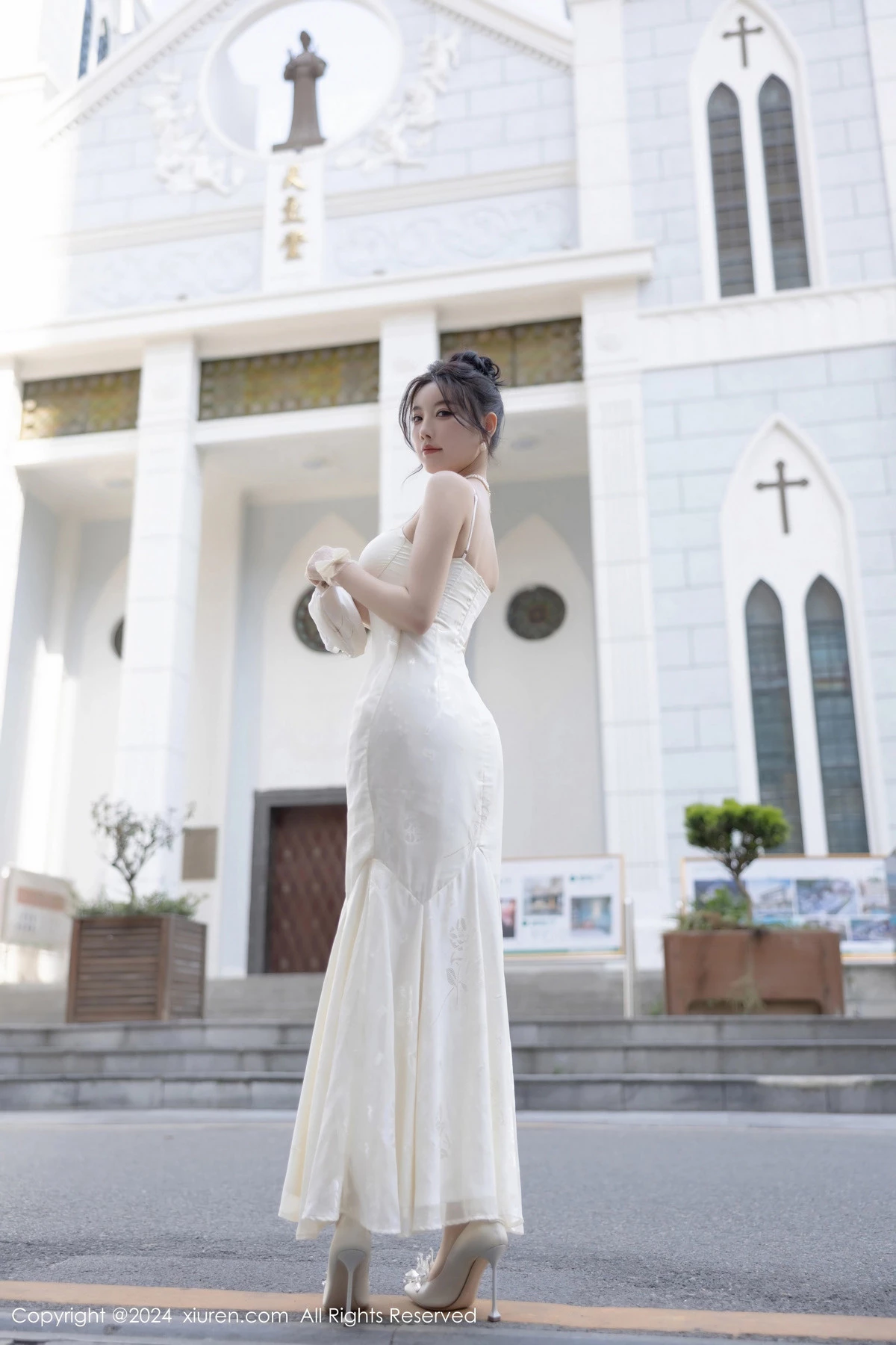 秀人集.com_[XiuRen秀人网]No.8538_女神杨晨晨Yome性感白色连衣裙配白色丝袜秀完美身材诱惑写真81P