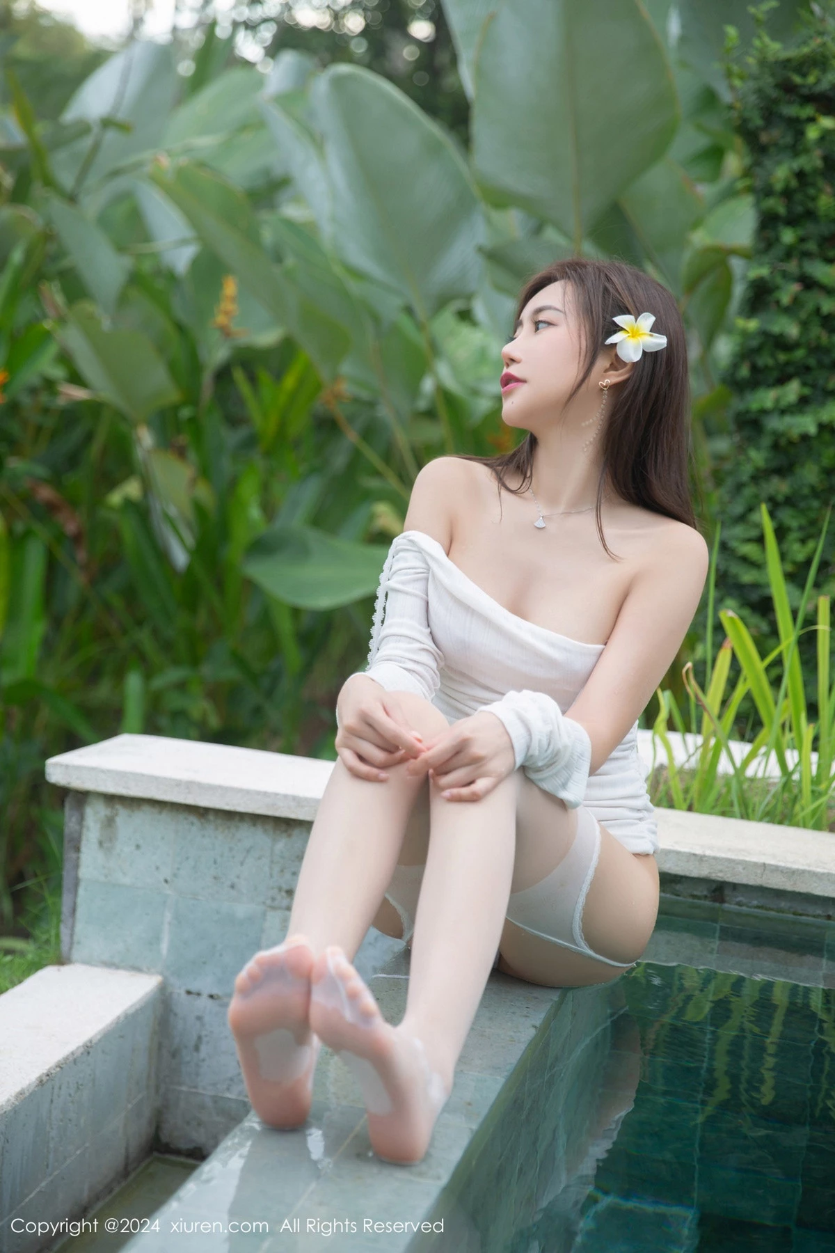 秀人集.com_[XiuRen秀人网]No.8522_女神绮里嘉ula性感白色蕾丝内衣配白丝吊袜秀完美身材诱惑写真79P