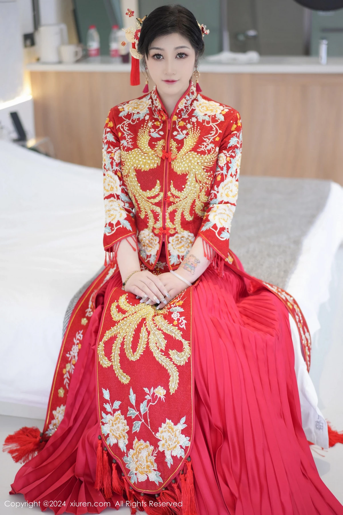 秀人集.com_[XiuRen秀人网]No.8521_女神妲己_Toxic性感红色新娘装扮半脱秀丰腴身姿撩人诱惑写真71P