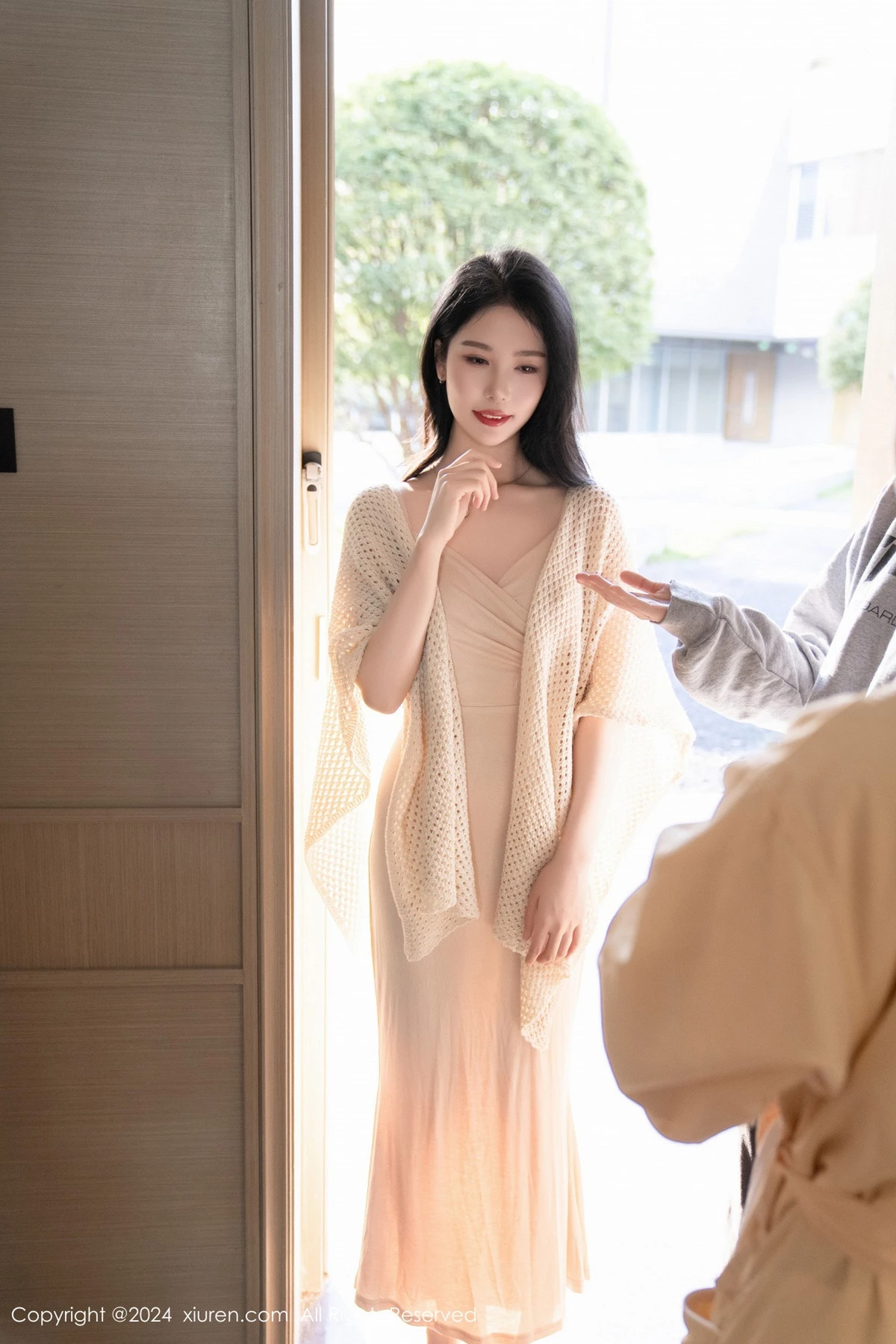 秀人集.com_[XiuRen秀人网]No.8559_模特利世杏色连衣长裙露黑色内衣配超薄黑丝秀曼妙身姿诱惑写真84P