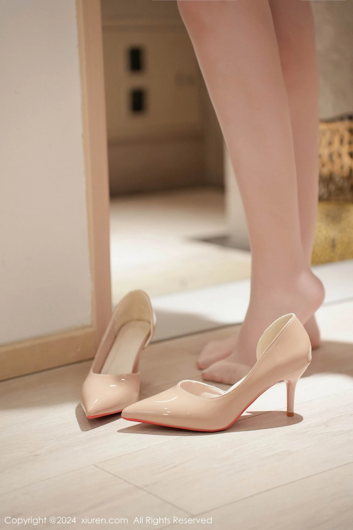 秀人集.com_[XiuRen秀人网]No.8557_模特晚苏susu性感浅色OL服饰配原色丝袜秀完美身材诱惑写真111P