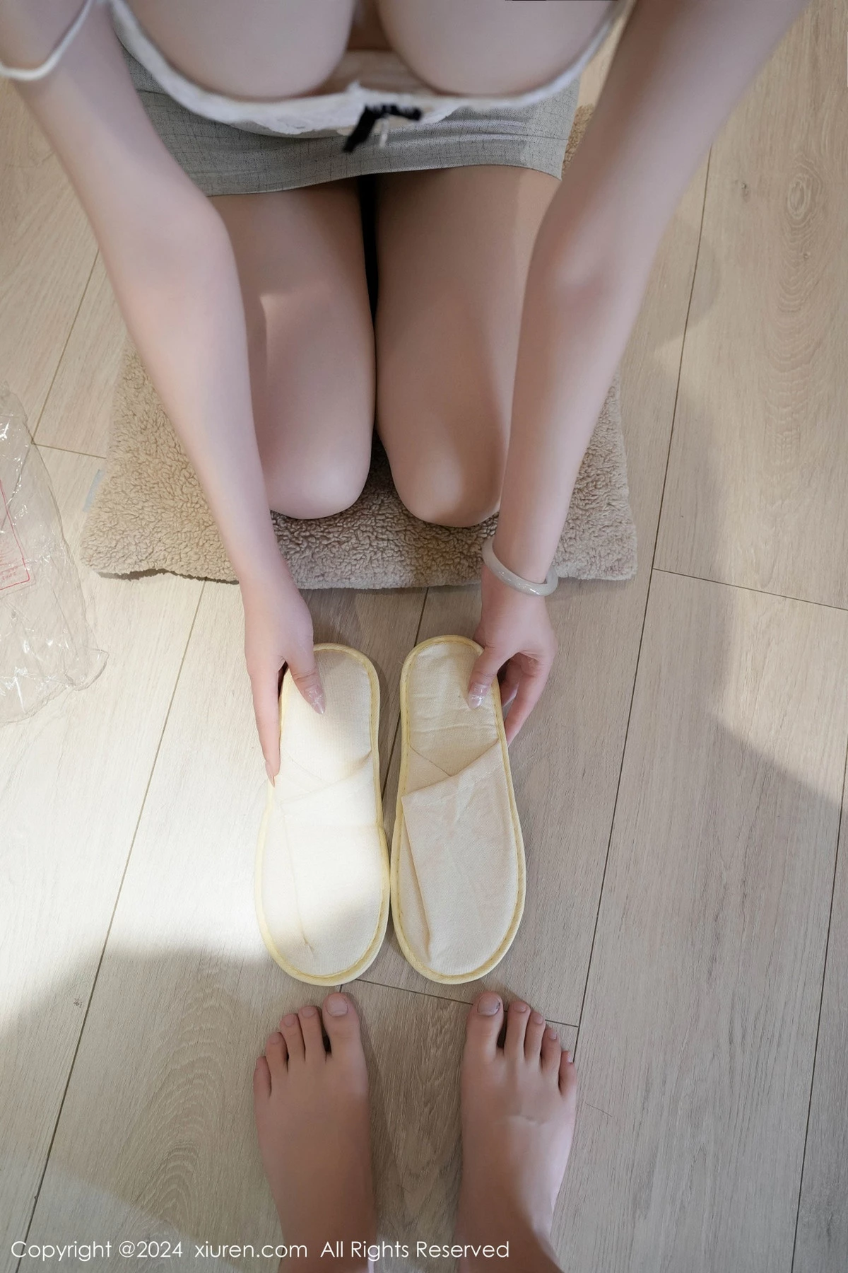 秀人集.com_[XiuRen秀人网]No.8557_模特晚苏susu性感浅色OL服饰配原色丝袜秀完美身材诱惑写真111P