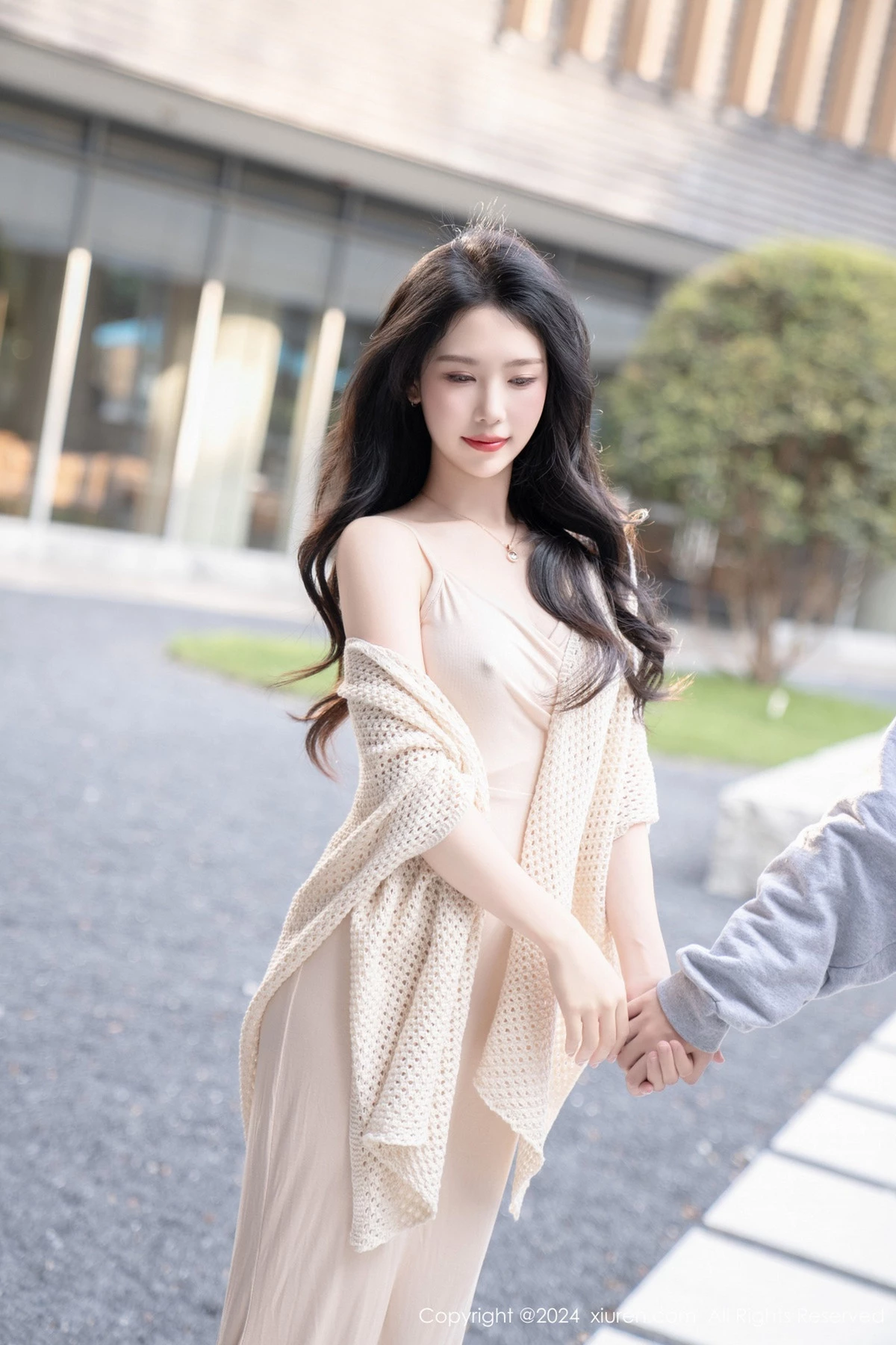 秀人集.com_[XiuRen秀人网]No.8559_模特利世杏色连衣长裙露黑色内衣配超薄黑丝秀曼妙身姿诱惑写真84P