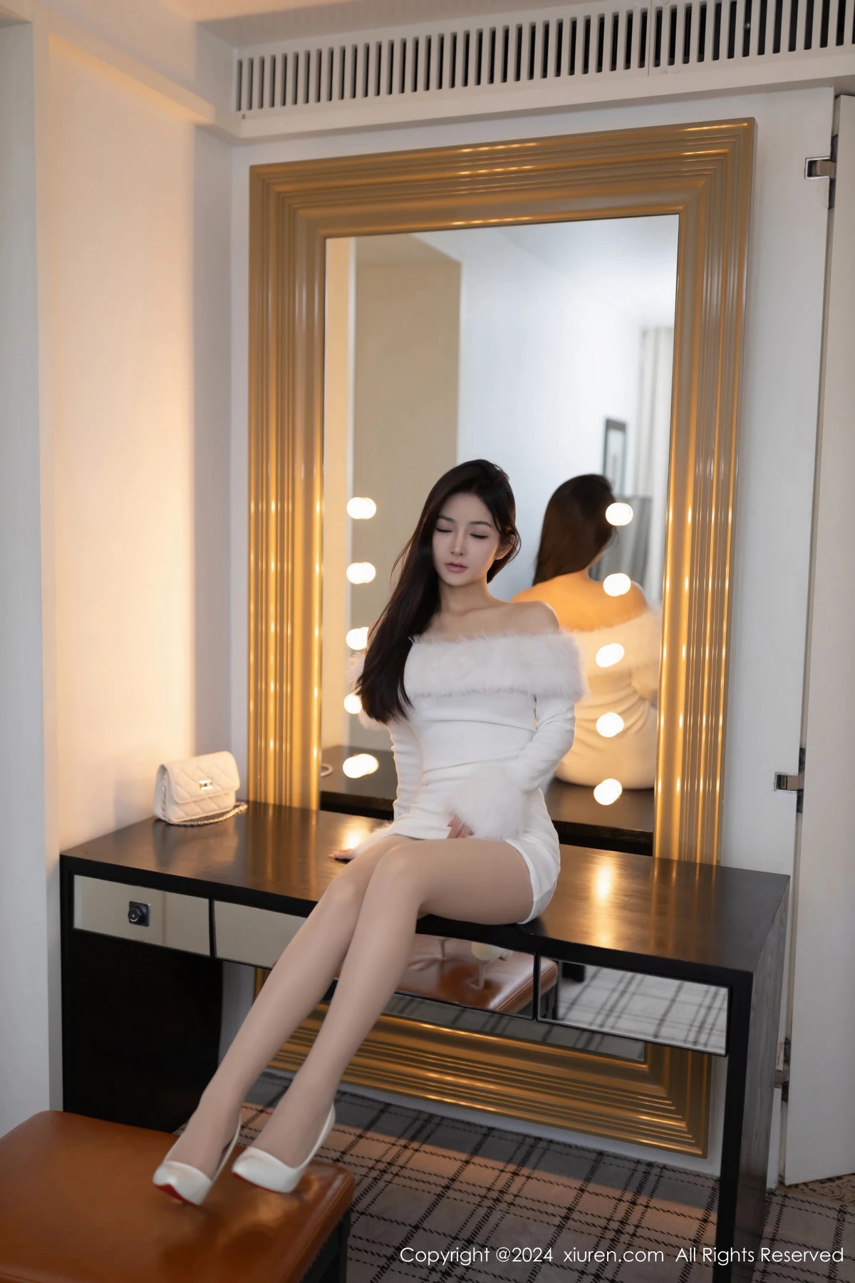 秀人集.com_[XiuRen秀人网]No.8546_模特谭小灵性感白色绒毛连衣短裙配超薄肉丝秀丰腴身姿诱惑写真74P