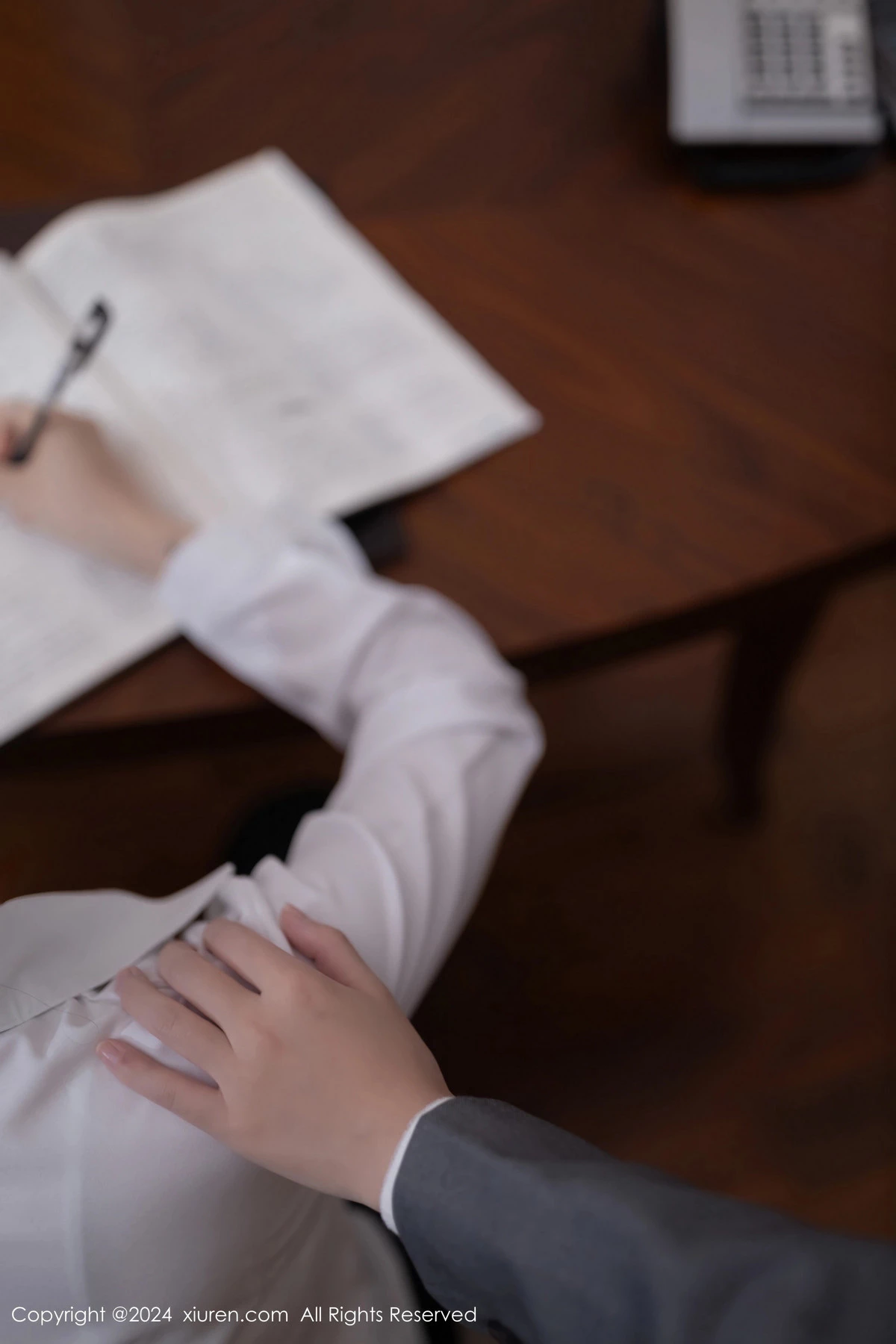 秀人集.com_[XiuRen秀人网]No.8579_模特杏子Yada性感灰色制服露黑色内衣配超薄肉丝迷人诱惑写真83P