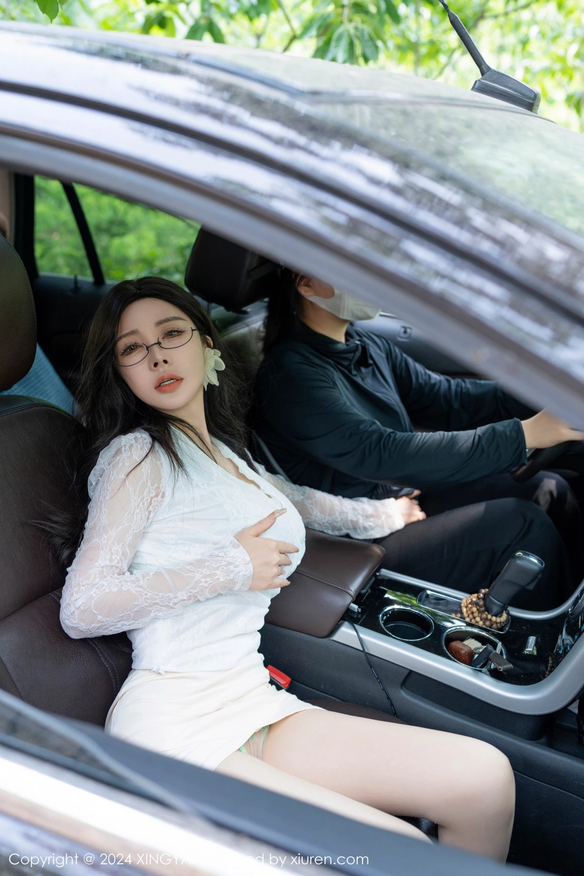 秀人集.com_[XINGYAN星颜社]VOL.234_模特潘思沁汽车场景性感白色服饰露绿色内衣秀巨乳肥臀诱惑写真82P
