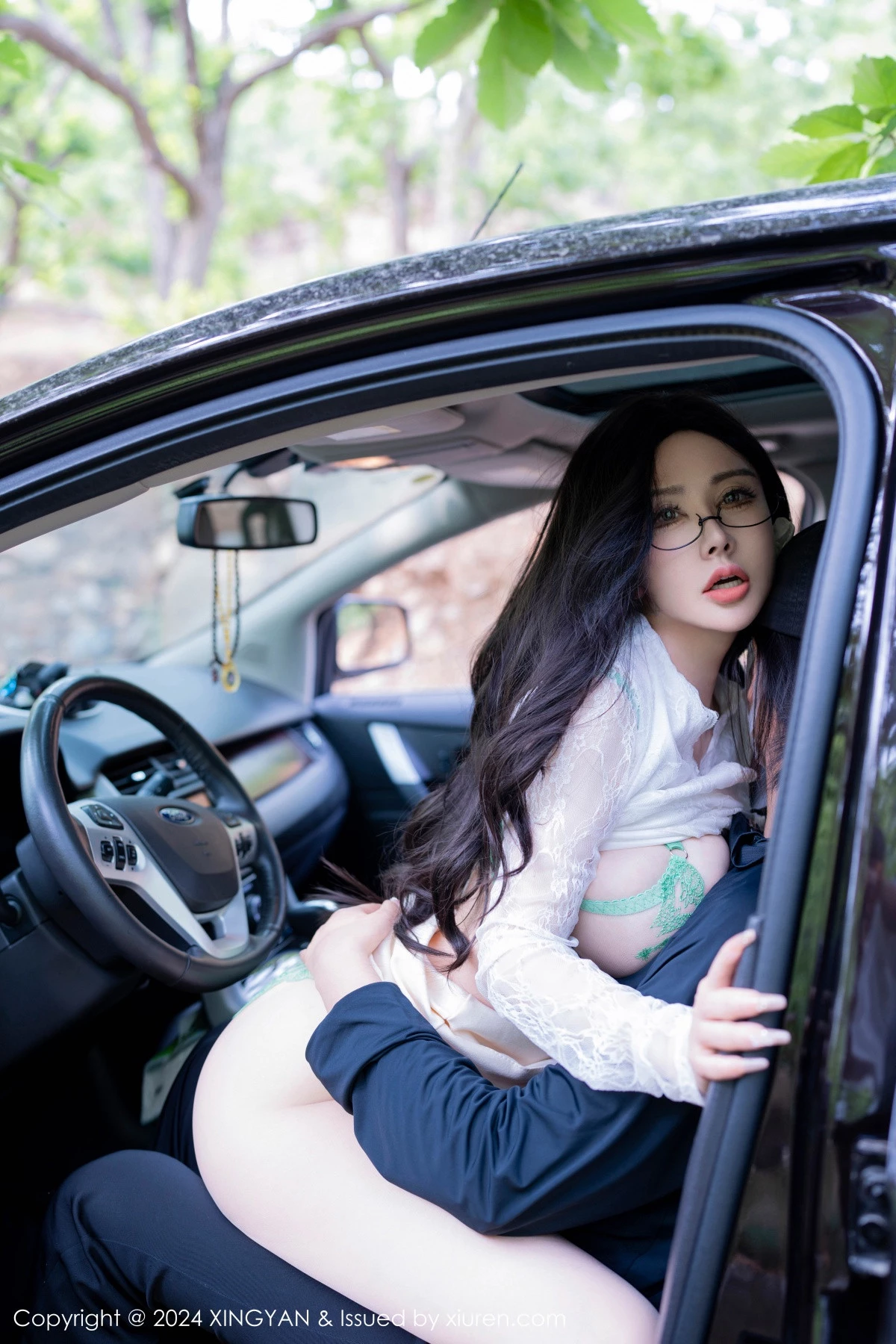 秀人集.com_[XINGYAN星颜社]VOL.234_模特潘思沁汽车场景性感白色服饰露绿色内衣秀巨乳肥臀诱惑写真82P