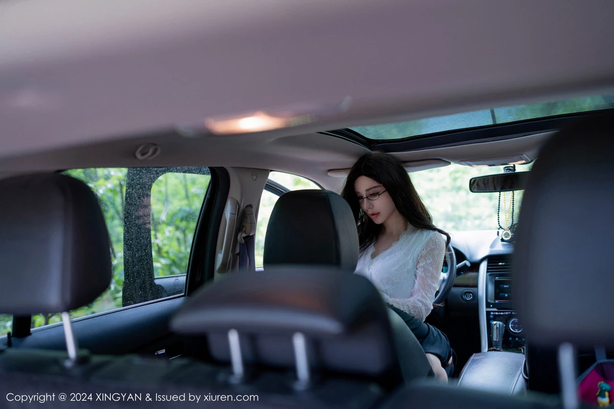 秀人集.com_[XINGYAN星颜社]VOL.234_模特潘思沁汽车场景性感白色服饰露绿色内衣秀巨乳肥臀诱惑写真82P