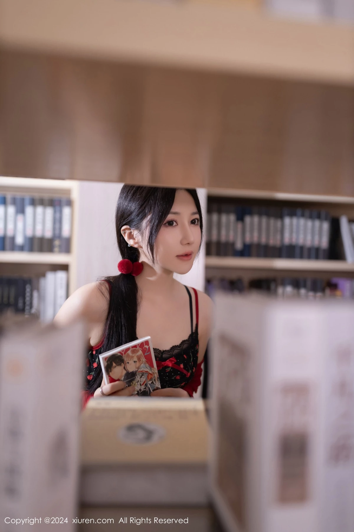 秀人集.com_[XiuRen秀人网]No.8596_模特鱼子酱Fish图书馆场景花色吊带连衣短裙秀曼妙身姿诱惑写真81P