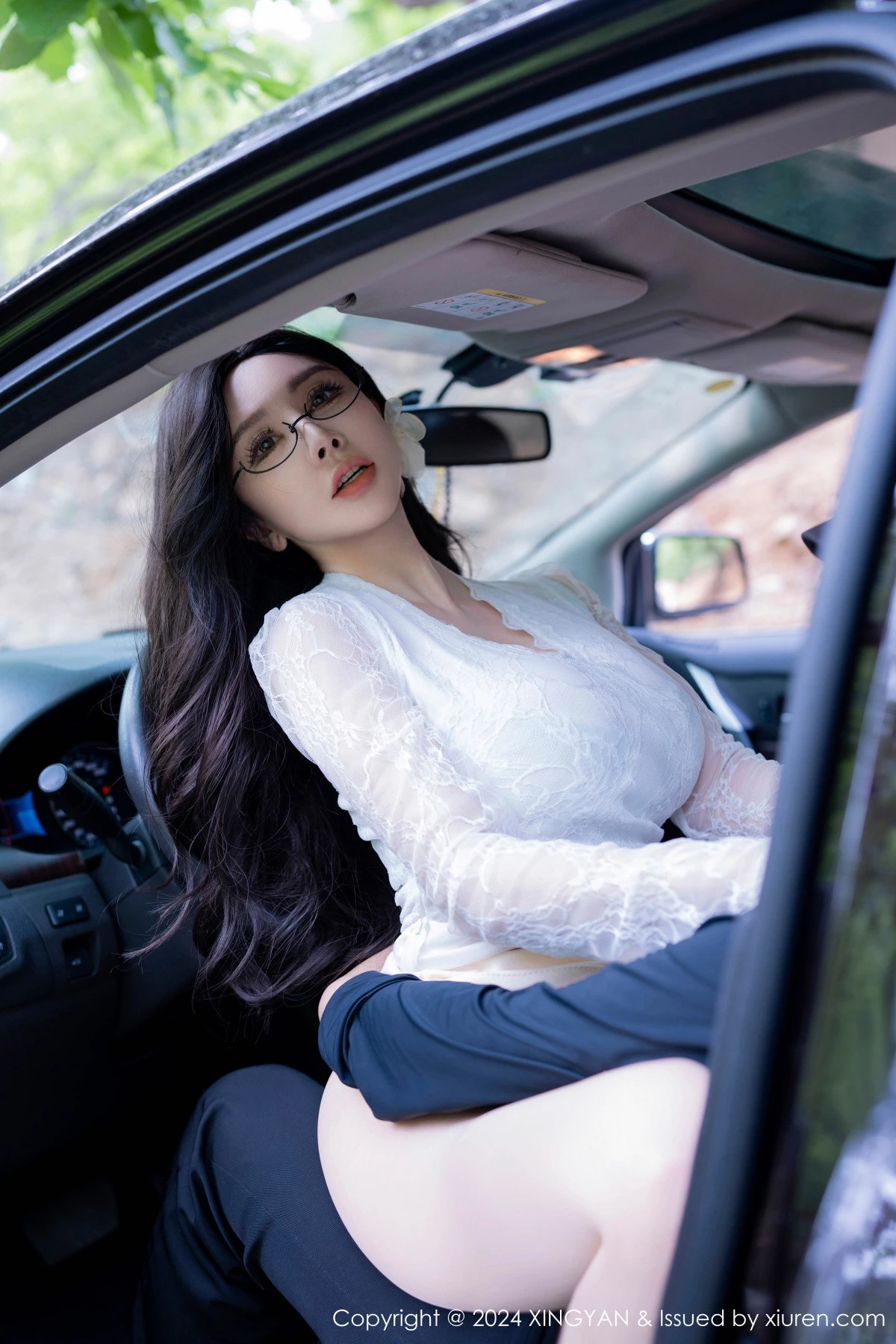 秀人集.com_[XINGYAN星颜社]VOL.234_模特潘思沁汽车场景性感白色服饰露绿色内衣秀巨乳肥臀诱惑写真82P