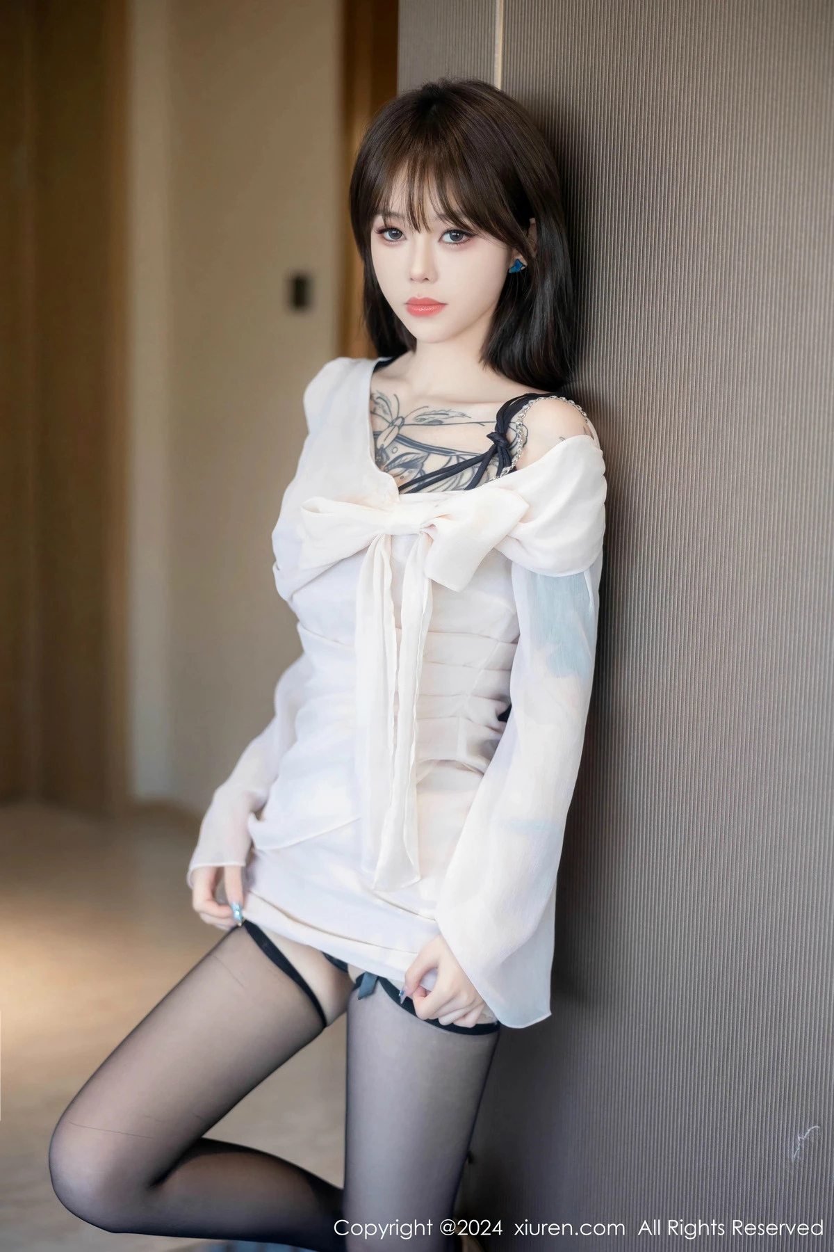 秀人集.com_[XiuRen秀人网]No.8591_模特奶瓶性感白色上衣露黑色情趣服饰配黑丝吊袜秀美腿诱惑写真85P