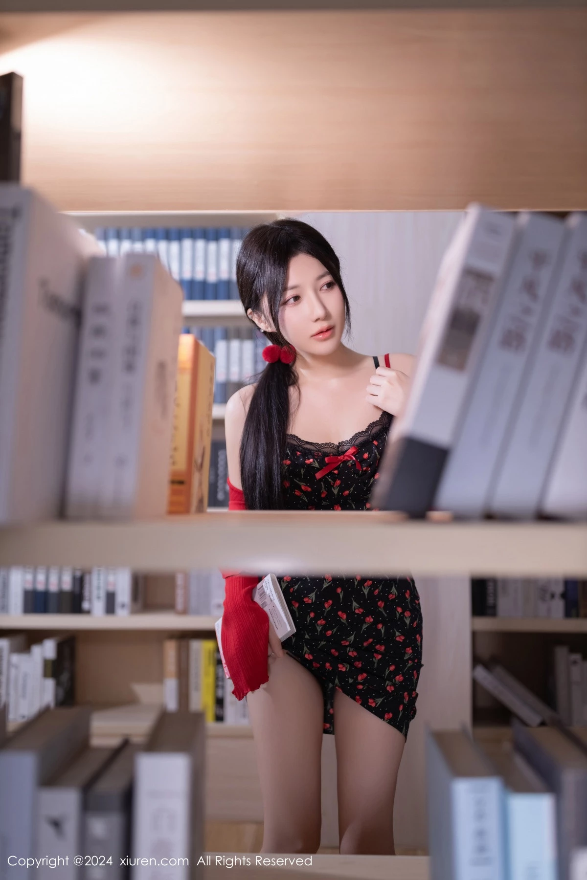 秀人集.com_[XiuRen秀人网]No.8596_模特鱼子酱Fish图书馆场景花色吊带连衣短裙秀曼妙身姿诱惑写真81P