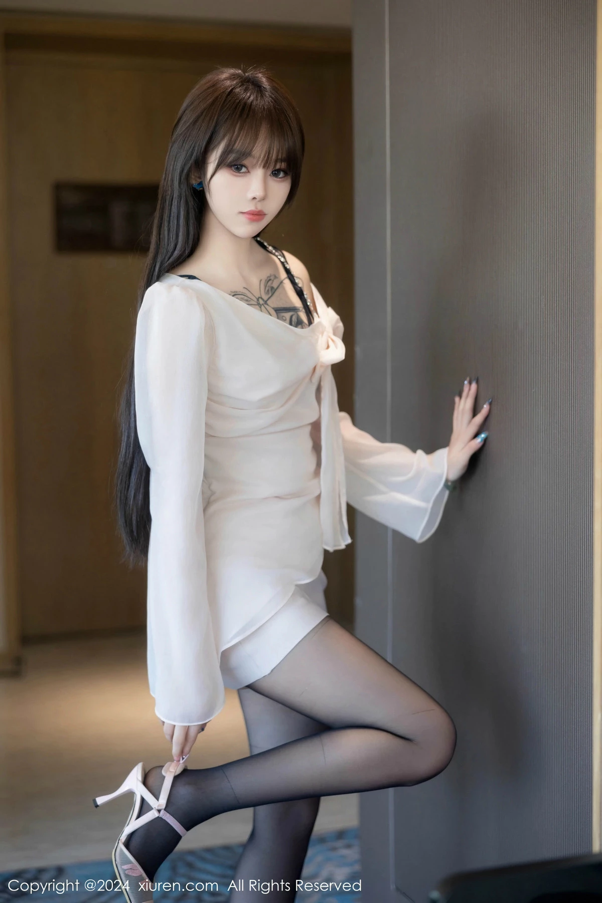 秀人集.com_[XiuRen秀人网]No.8591_模特奶瓶性感白色上衣露黑色情趣服饰配黑丝吊袜秀美腿诱惑写真85P