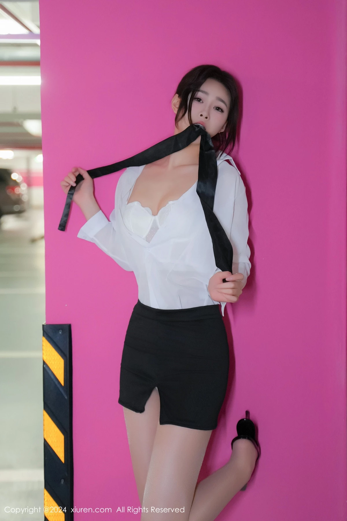 秀人集.com_[XiuRen秀人网]No.8613_模特软糖爱喝奶车内场景性感白色内衣配超薄肉丝完美诱惑写真68P