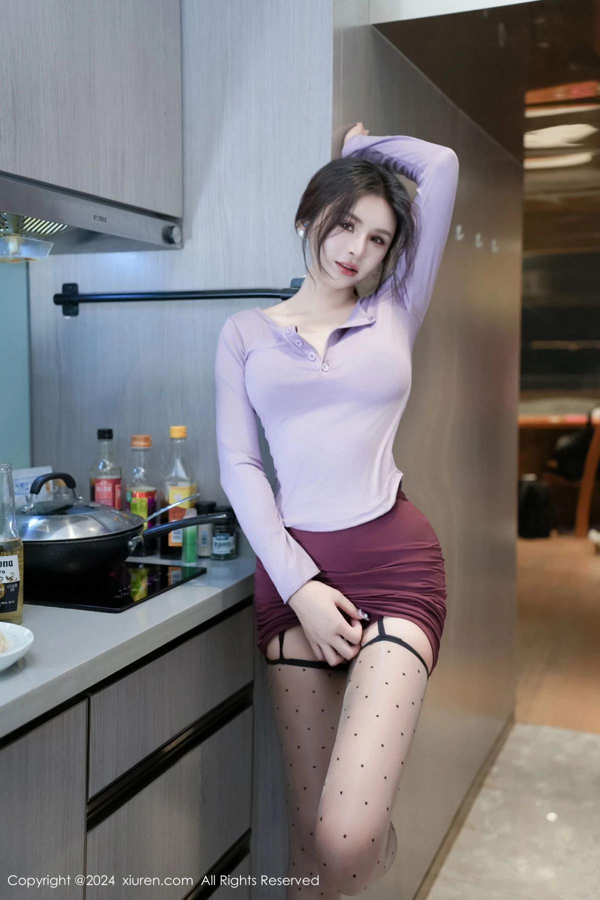 秀人集.com_[XiuRen秀人网]No.8622_模特Emily尹菲厨房场景性感紫色包臀短裙配黑丝吊袜秀美腿写真84P