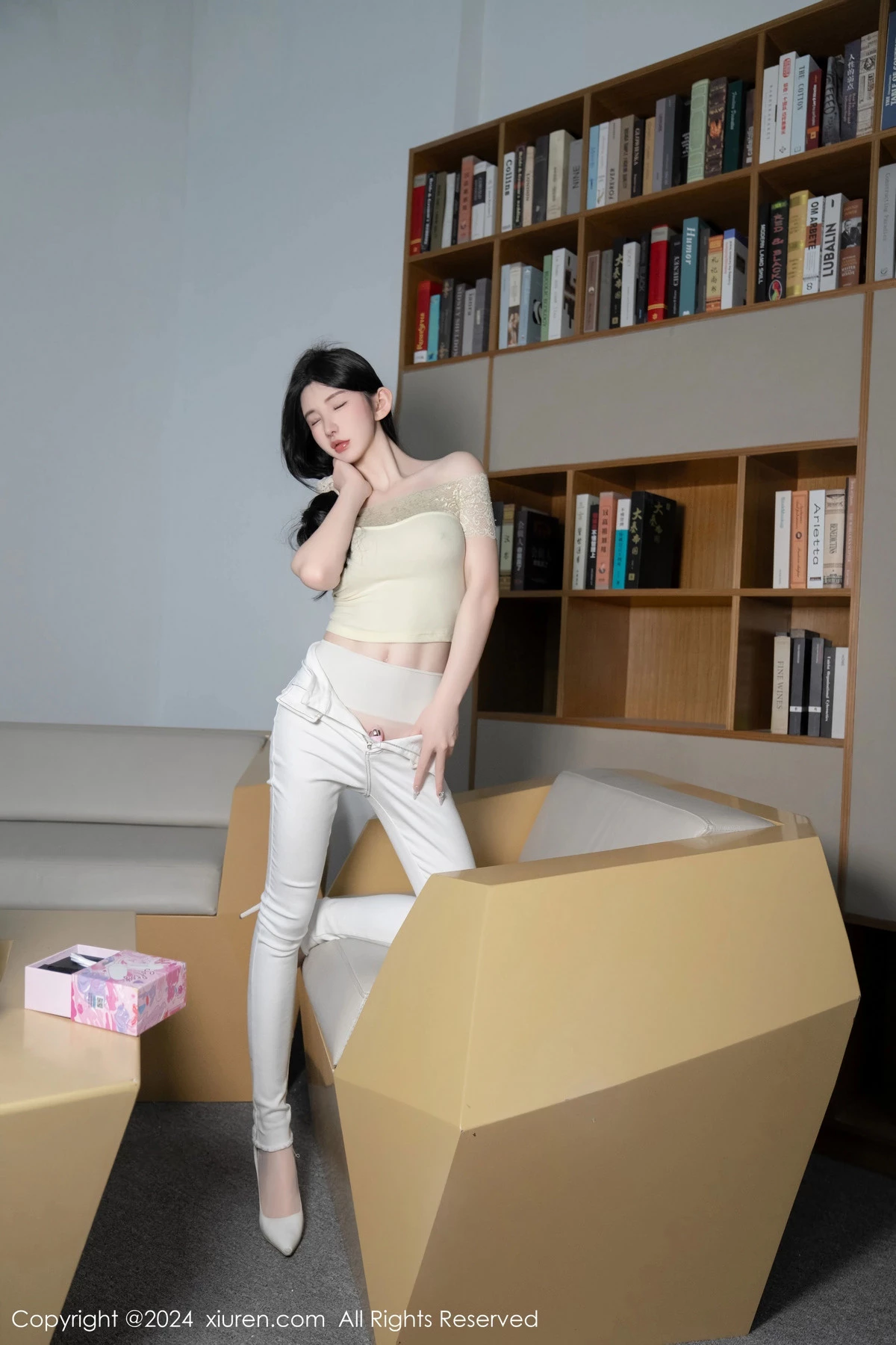 秀人集.com_[XiuRen秀人网]No.8633_女神周于希Sally图书馆场景白色长裤露超薄肉丝秀美腿诱惑写真91P