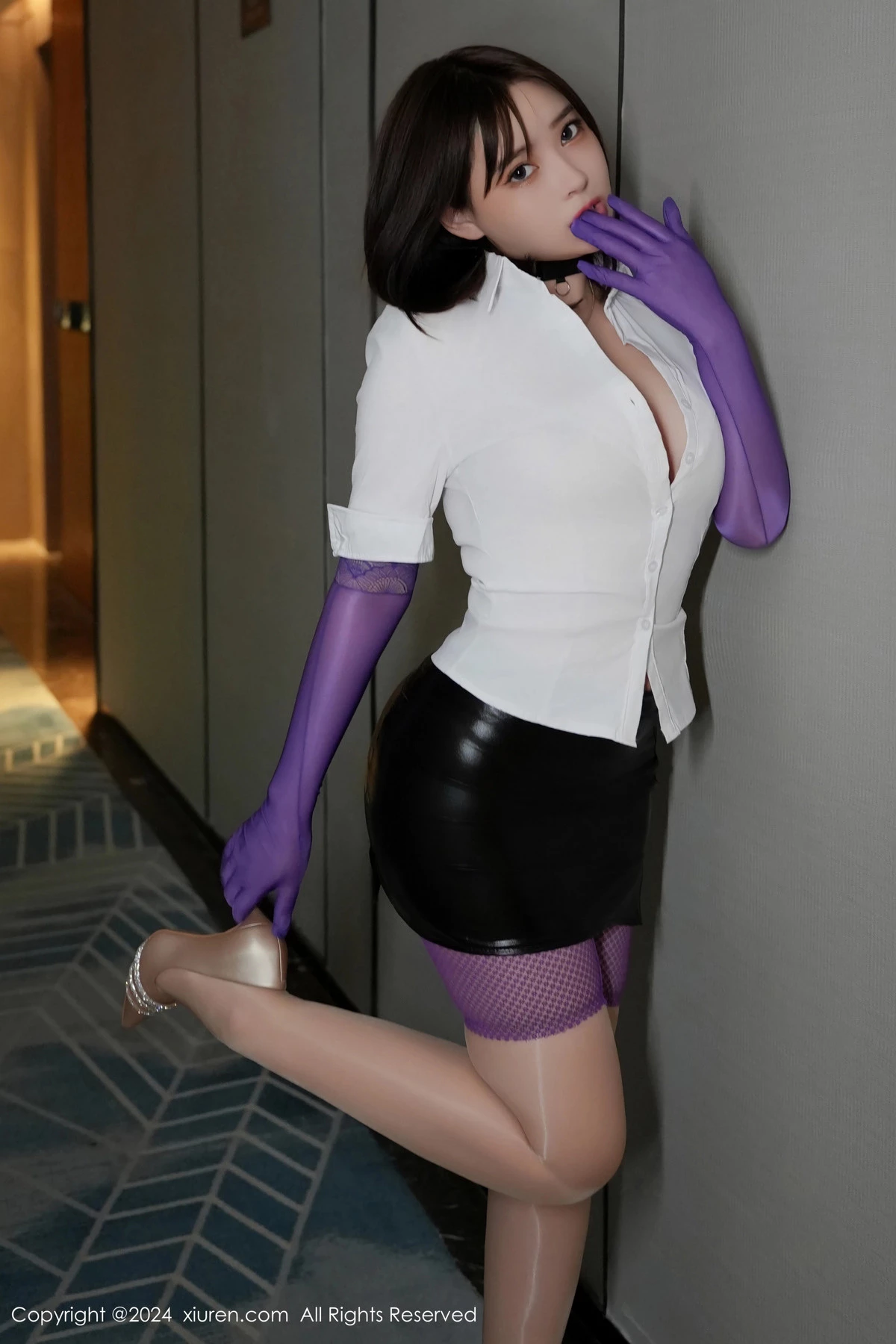 秀人集.com_[XiuRen秀人网]No.8640_模特nana豆酱性感白T配黑皮短裙露紫色丝袜秀翘臀美腿诱惑写真87P