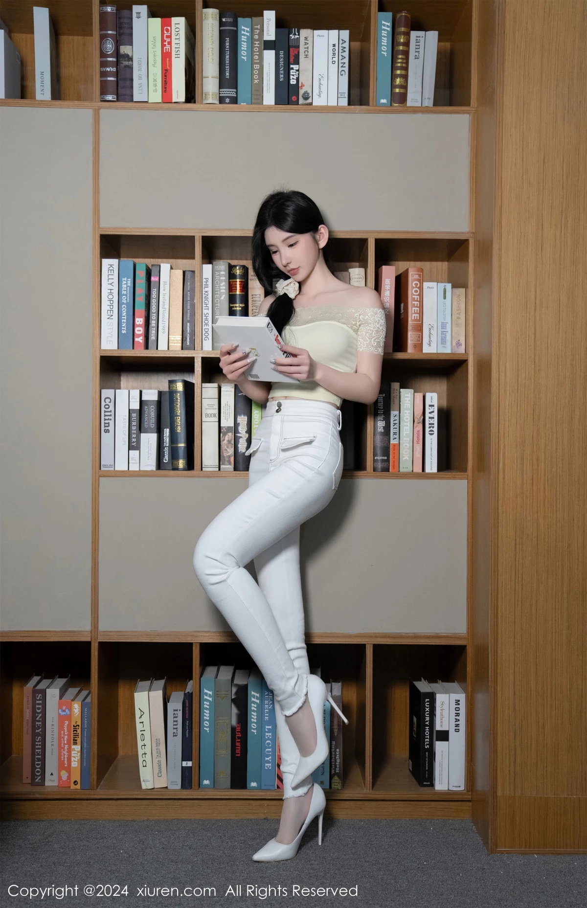秀人集.com_[XiuRen秀人网]No.8633_女神周于希Sally图书馆场景白色长裤露超薄肉丝秀美腿诱惑写真91P