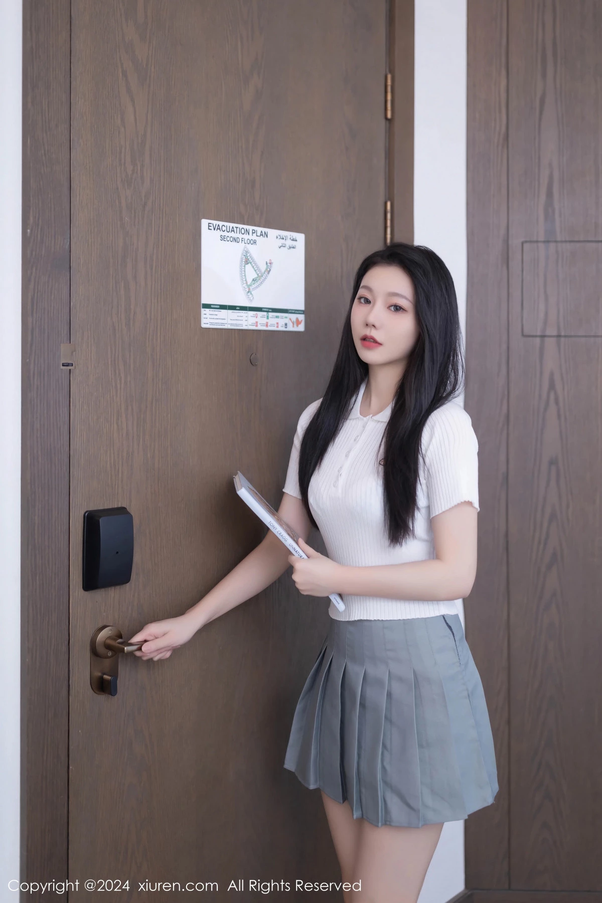 秀人集.com_[XiuRen秀人网]No.8649_模特安然anran性感白色上衣配灰色短裙露蕾丝内衣撩人诱惑写真80P