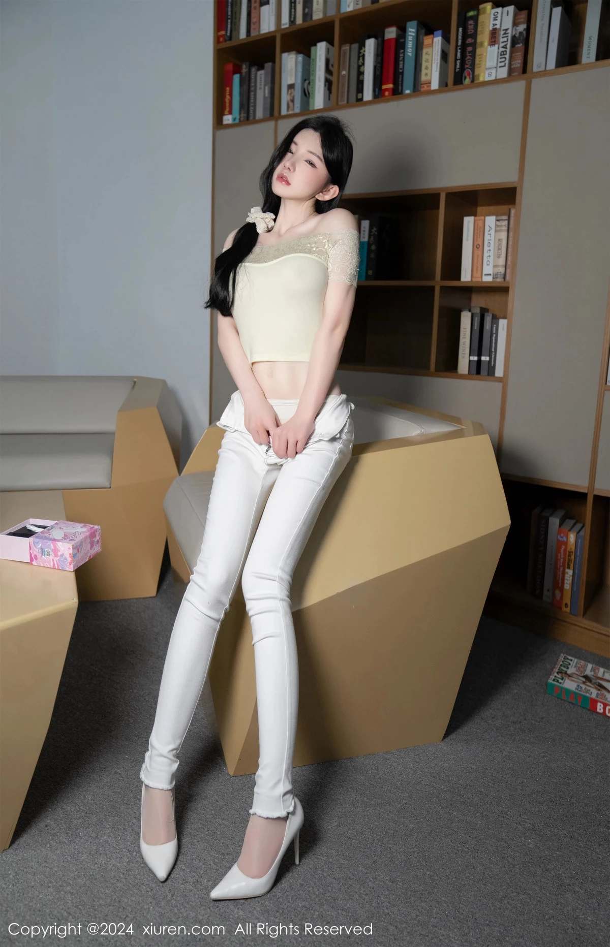 秀人集.com_[XiuRen秀人网]No.8633_女神周于希Sally图书馆场景白色长裤露超薄肉丝秀美腿诱惑写真91P