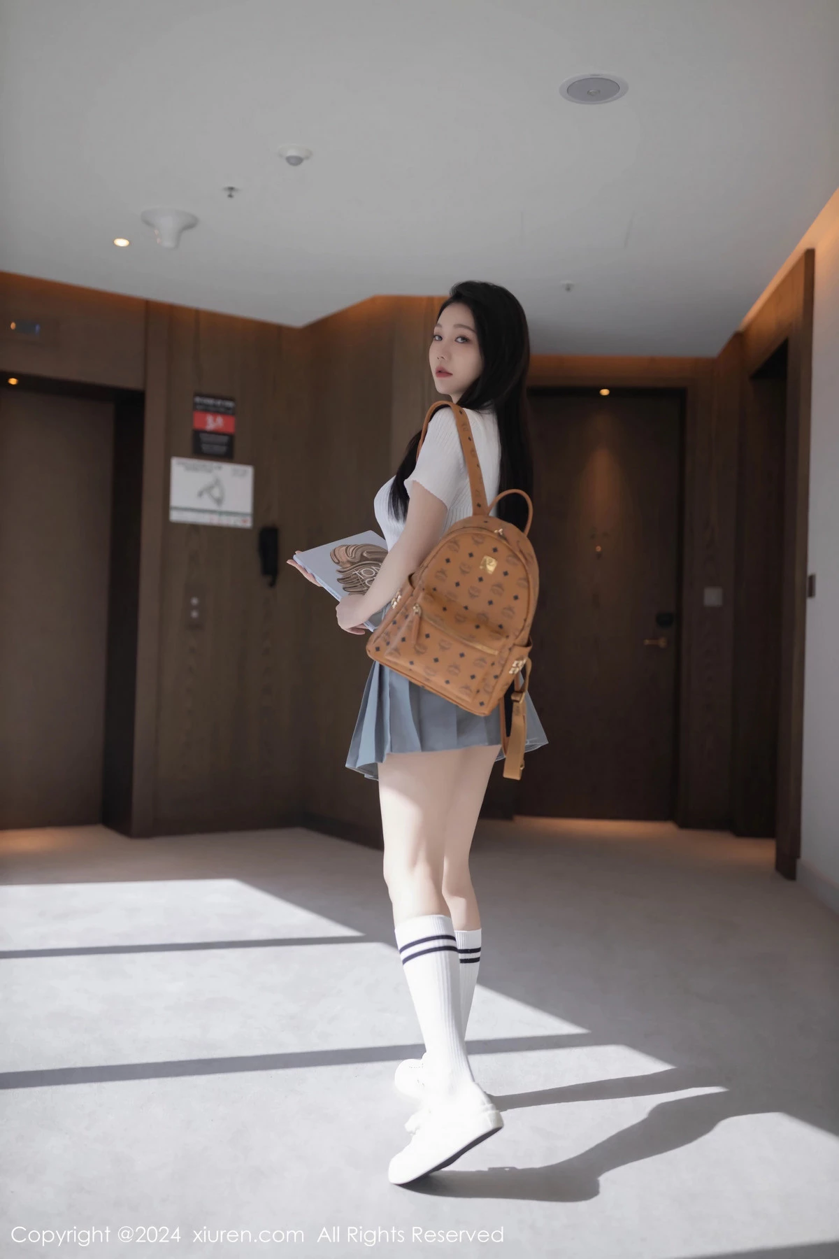 秀人集.com_[XiuRen秀人网]No.8649_模特安然anran性感白色上衣配灰色短裙露蕾丝内衣撩人诱惑写真80P