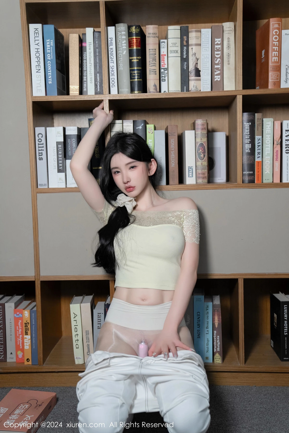 秀人集.com_[XiuRen秀人网]No.8633_女神周于希Sally图书馆场景白色长裤露超薄肉丝秀美腿诱惑写真91P