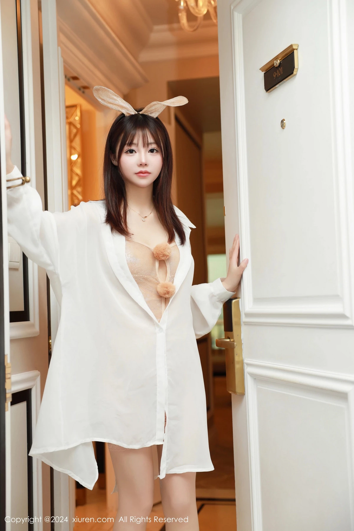 秀人集.com_[XiuRen秀人网]No.8645_模特佘贝拉Bella白色外衣露性感肉色连体内衣秀完美身材诱惑写真66P