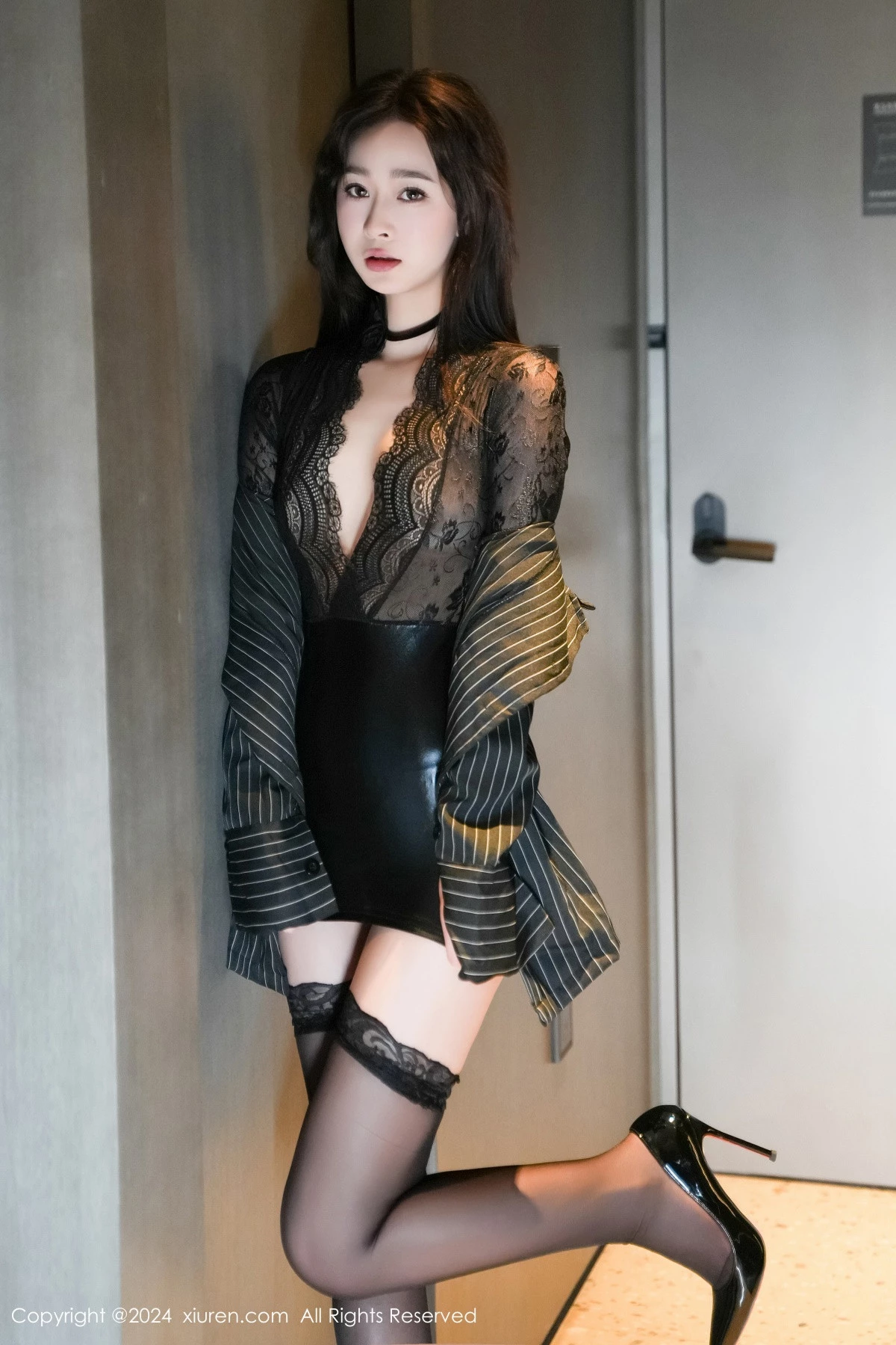 秀人集.com_[XiuRen秀人网]No.8660_模特软糖爱喝奶性感黑色西服露黑色情趣内衣配超薄黑丝魅惑写真72P