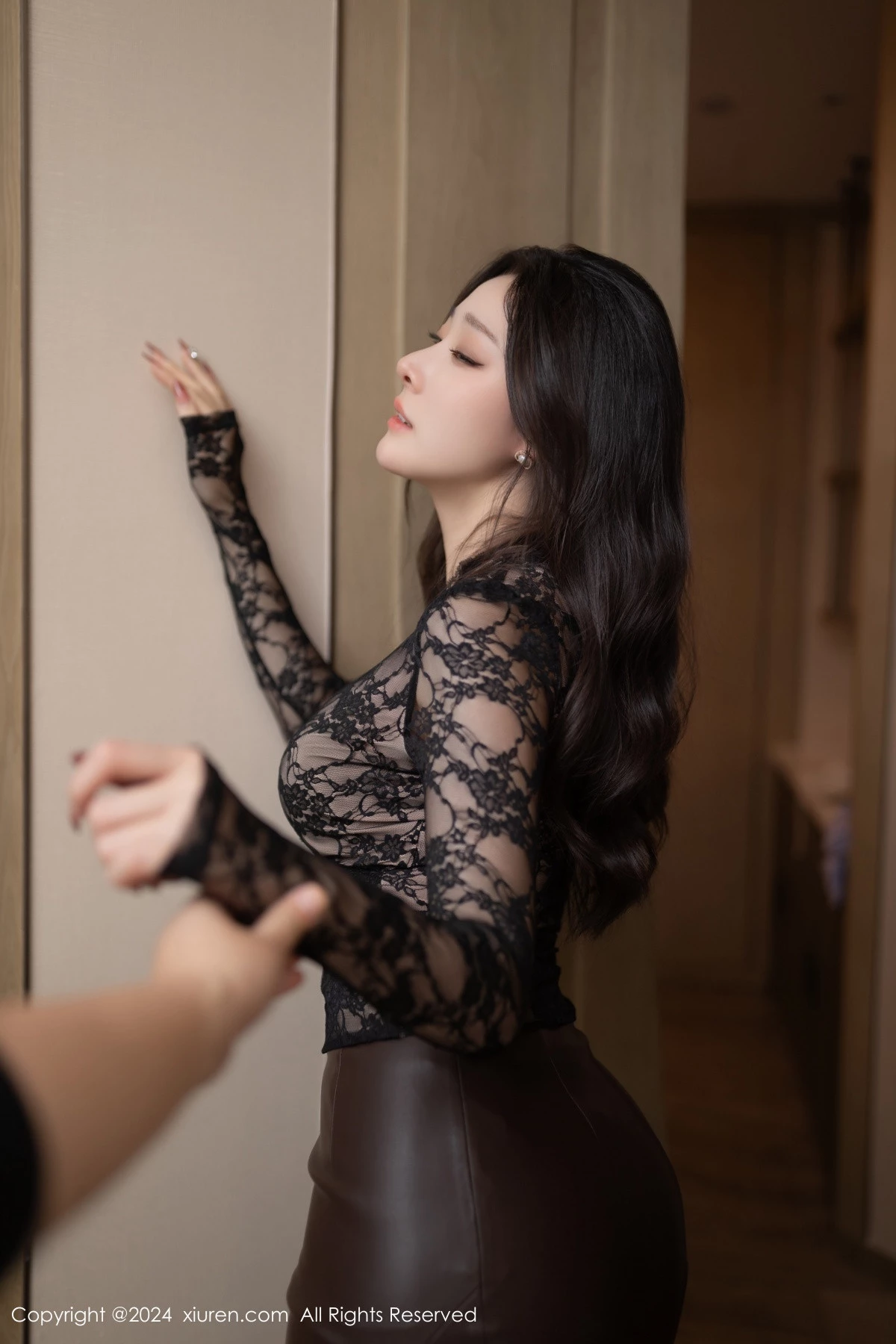 秀人集.com_[XiuRen秀人网]No.8662_模特小逗逗性感黑色上衣露黑色内衣配超薄黑丝秀美腿诱惑写真80P