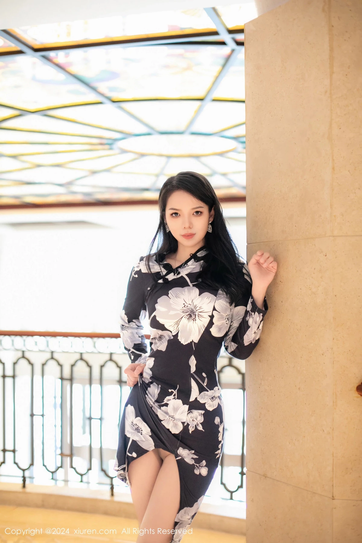 秀人集.com_[XiuRen秀人网]No.8680_模特大美妞儿性感黑色旗袍露白色内衣配超薄黑丝袜完美诱惑写真80P