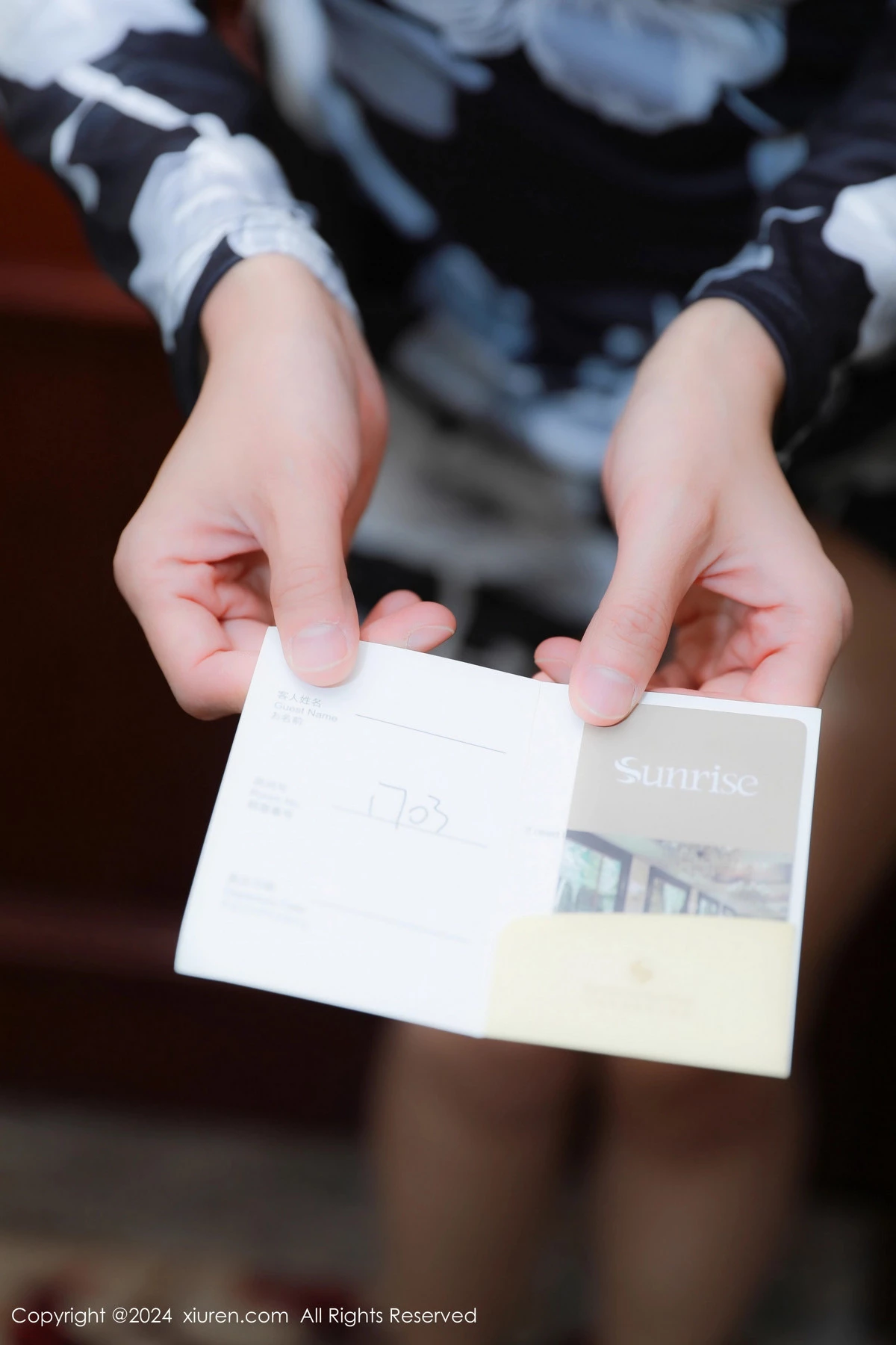 秀人集.com_[XiuRen秀人网]No.8680_模特大美妞儿性感黑色旗袍露白色内衣配超薄黑丝袜完美诱惑写真80P